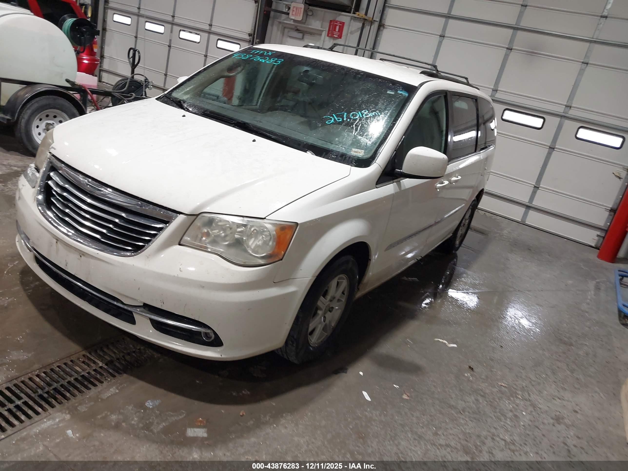 CHRYSLER TOWN image 2