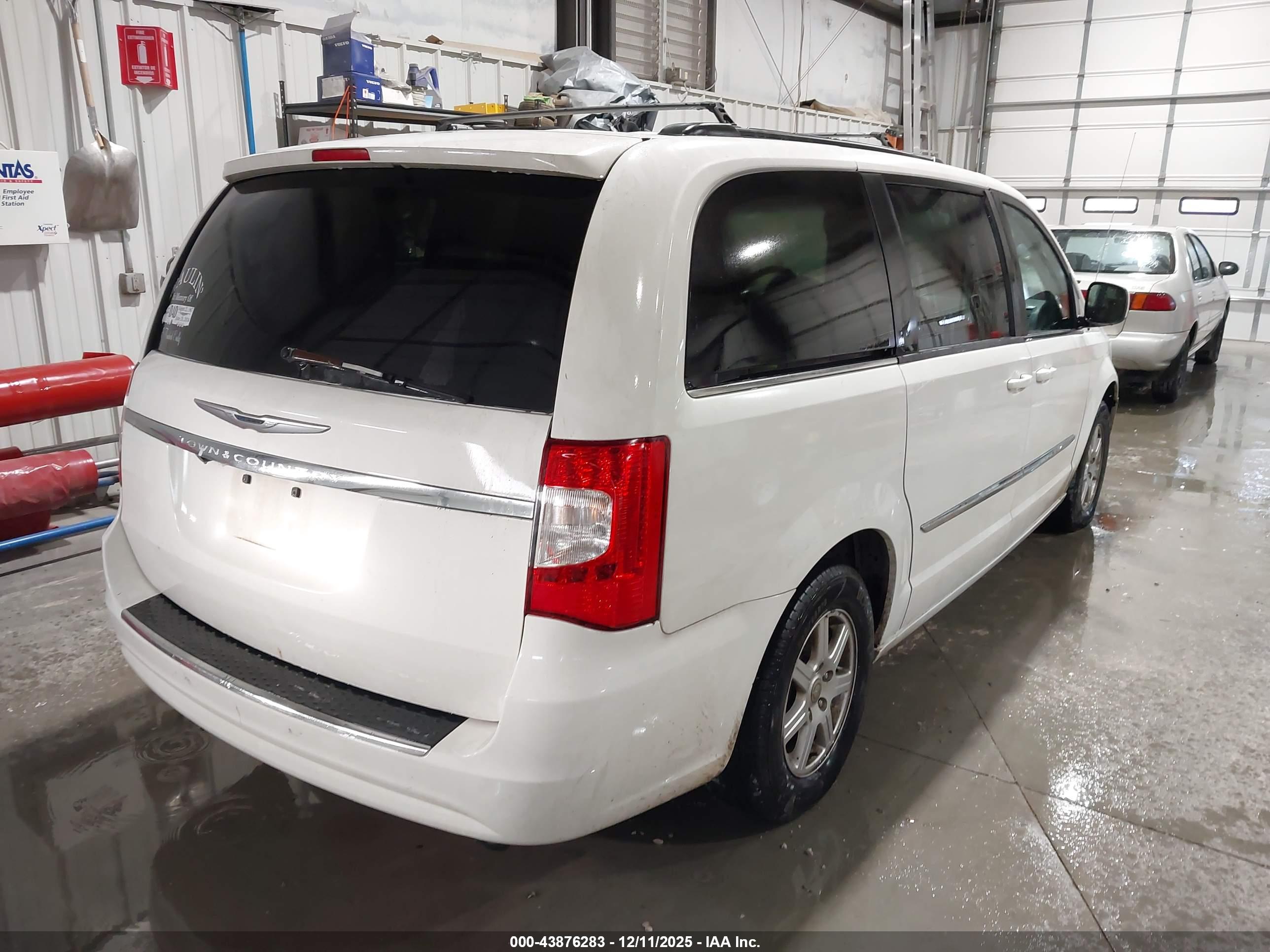 CHRYSLER TOWN image 4