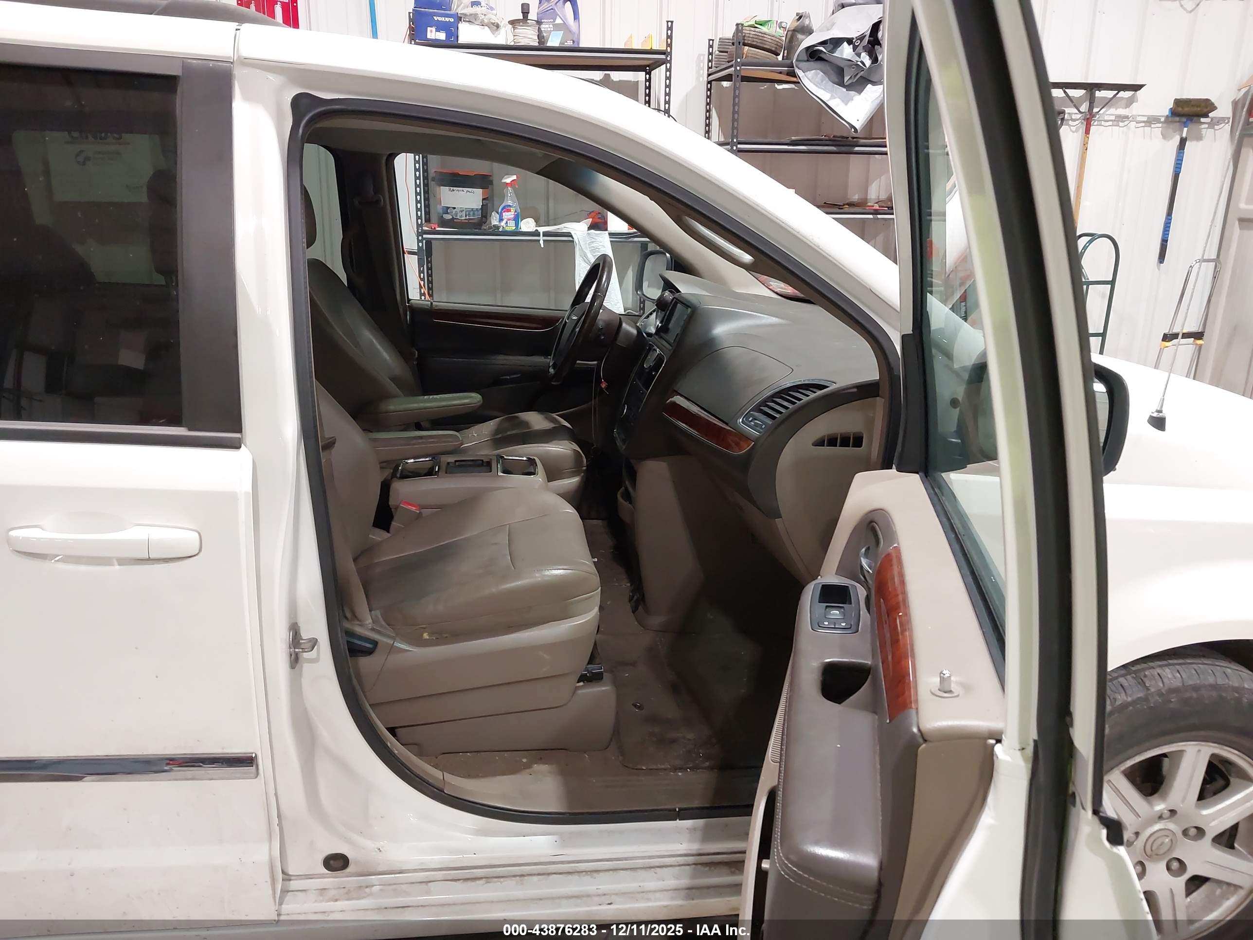 CHRYSLER TOWN image 5