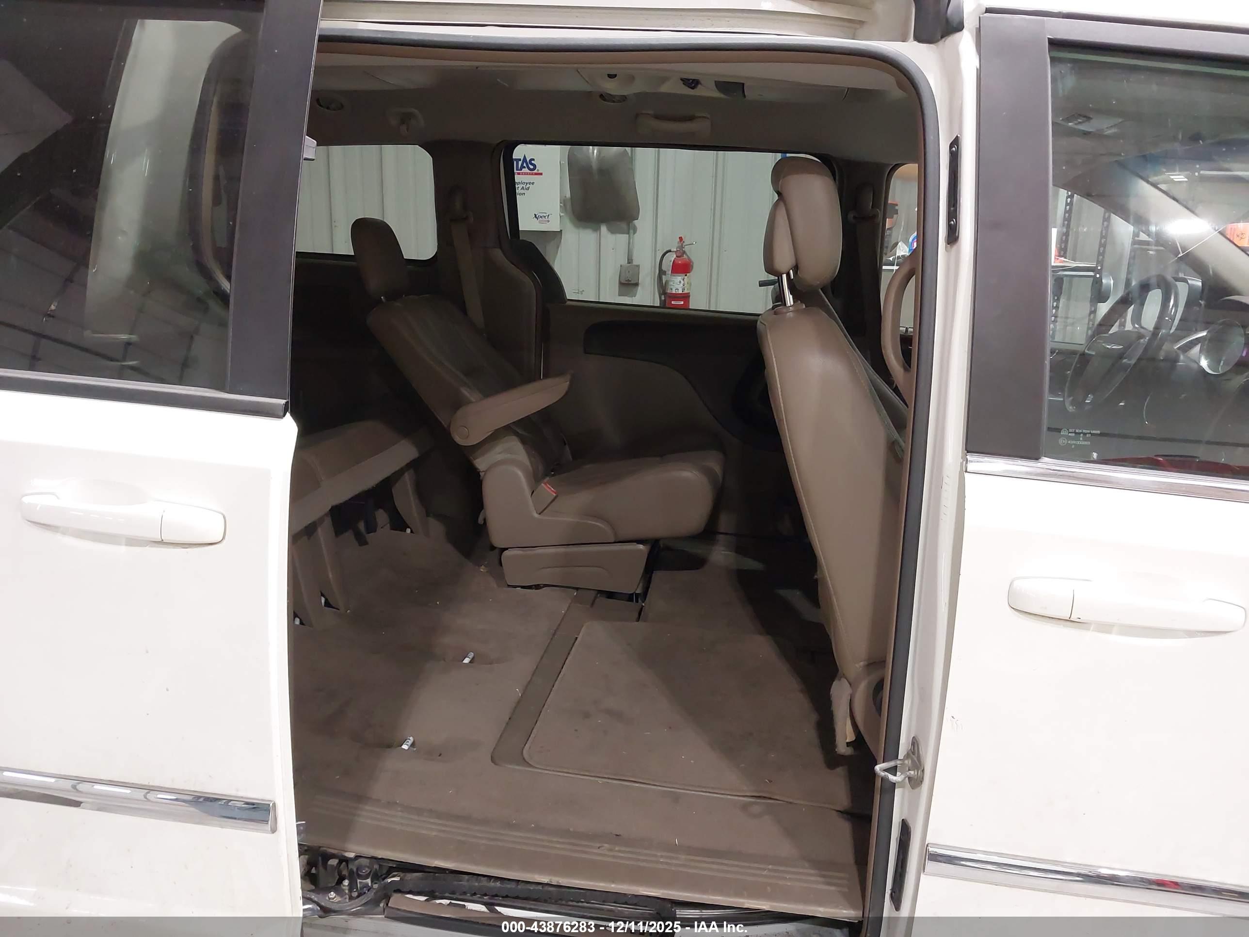 CHRYSLER TOWN image 8