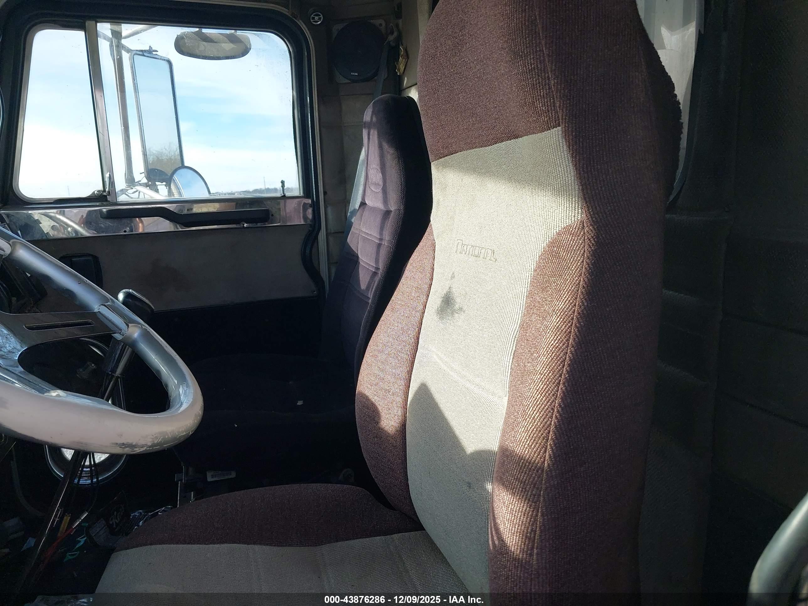 PETERBILT 379 image 8