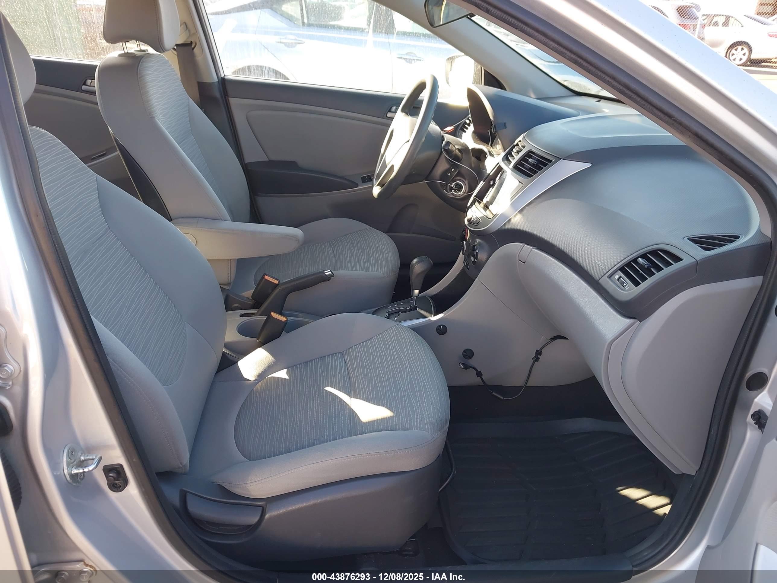 HYUNDAI ACCENT image 5
