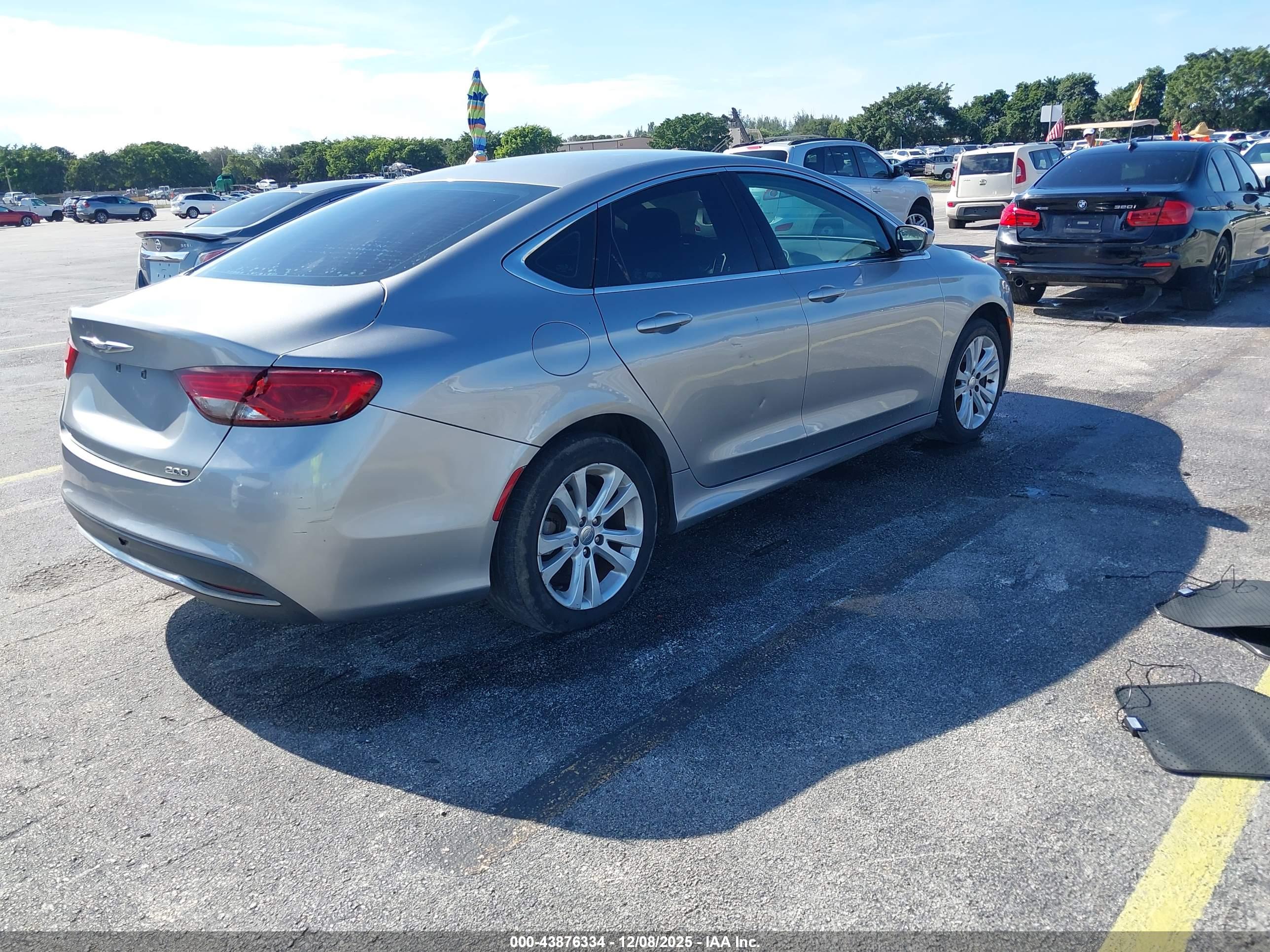 CHRYSLER 200 image 4