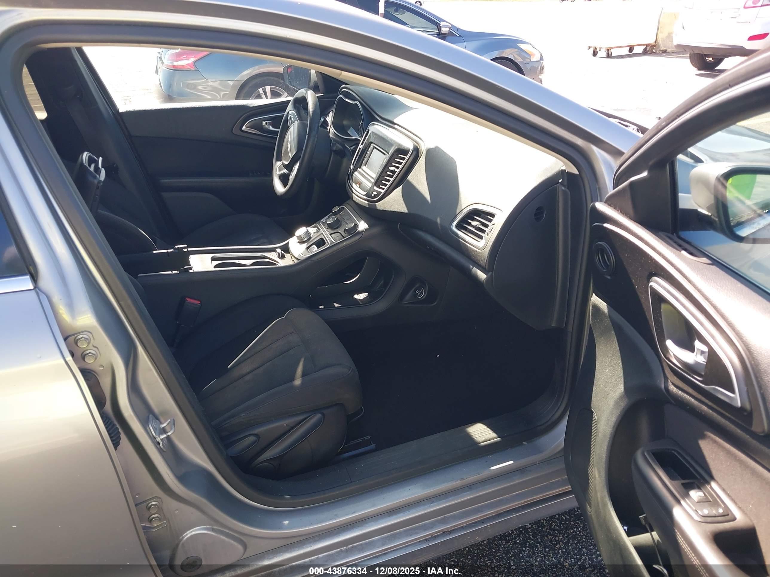 CHRYSLER 200 image 5