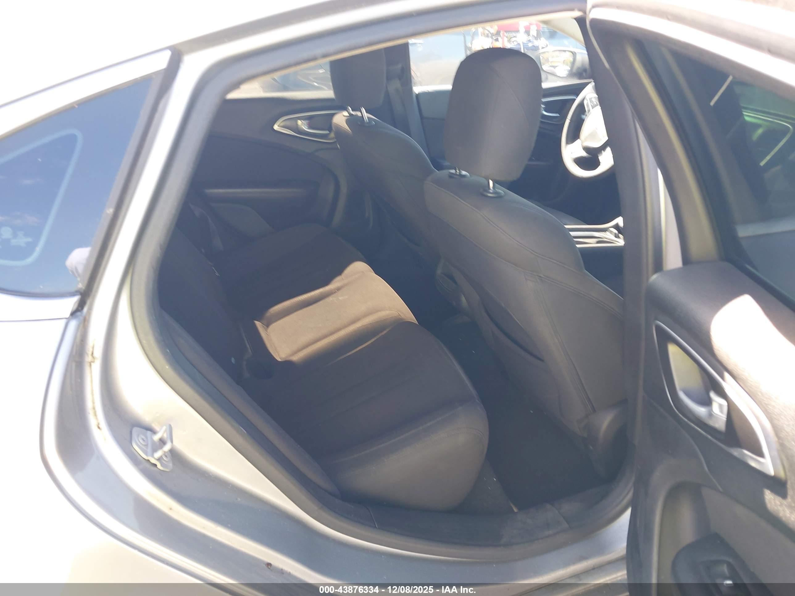 CHRYSLER 200 image 8