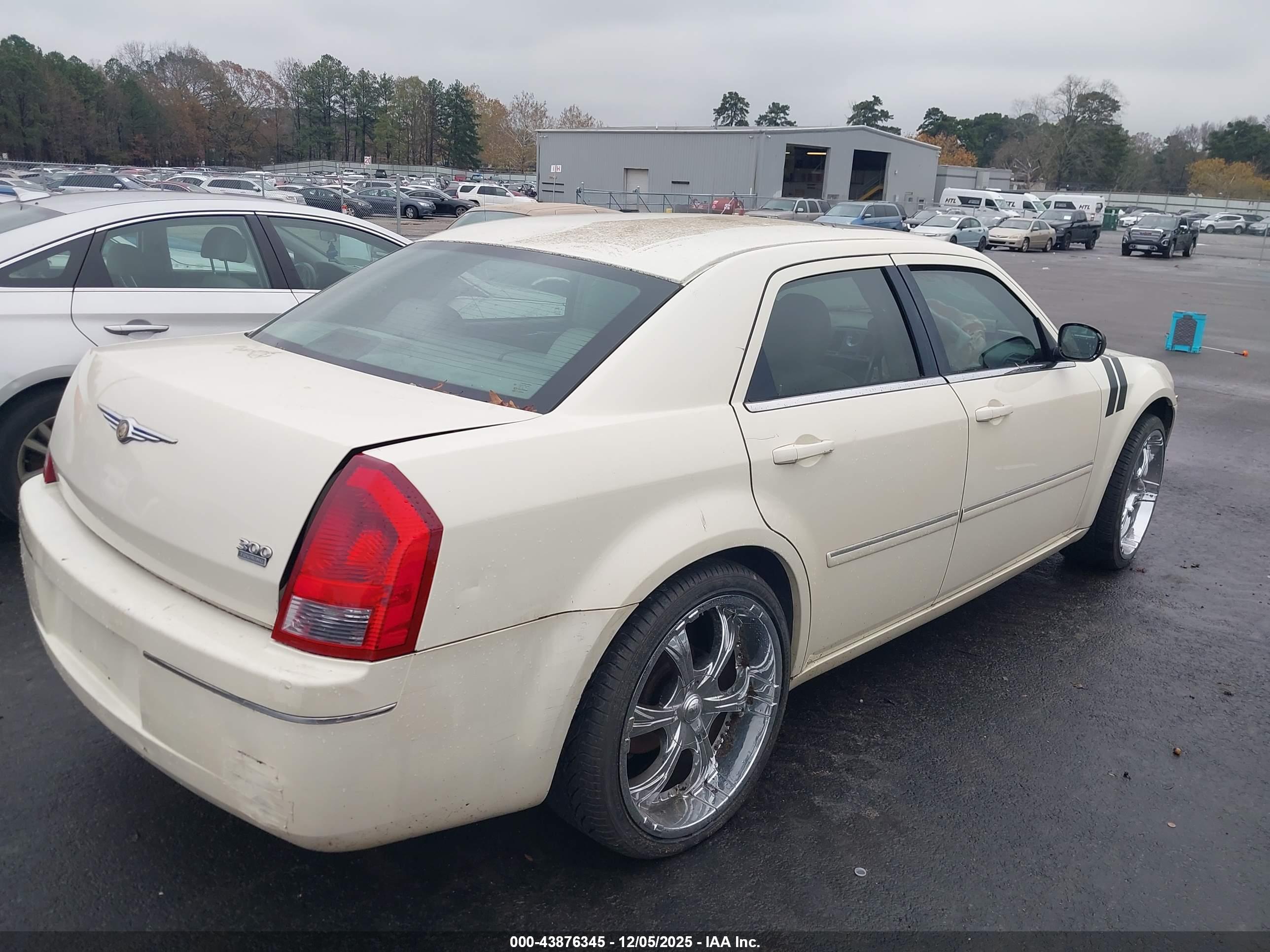 CHRYSLER 300 image 4