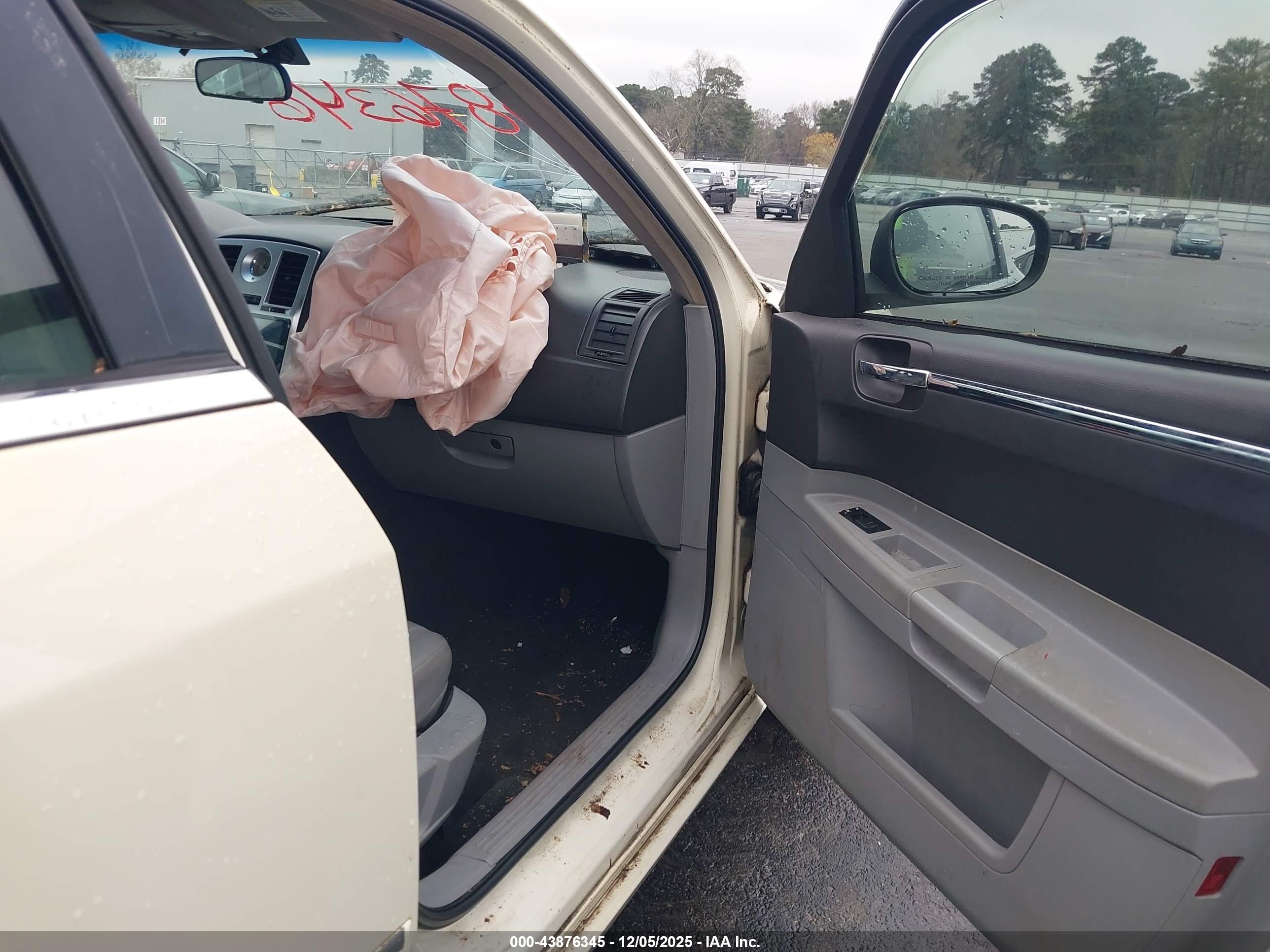 CHRYSLER 300 image 5