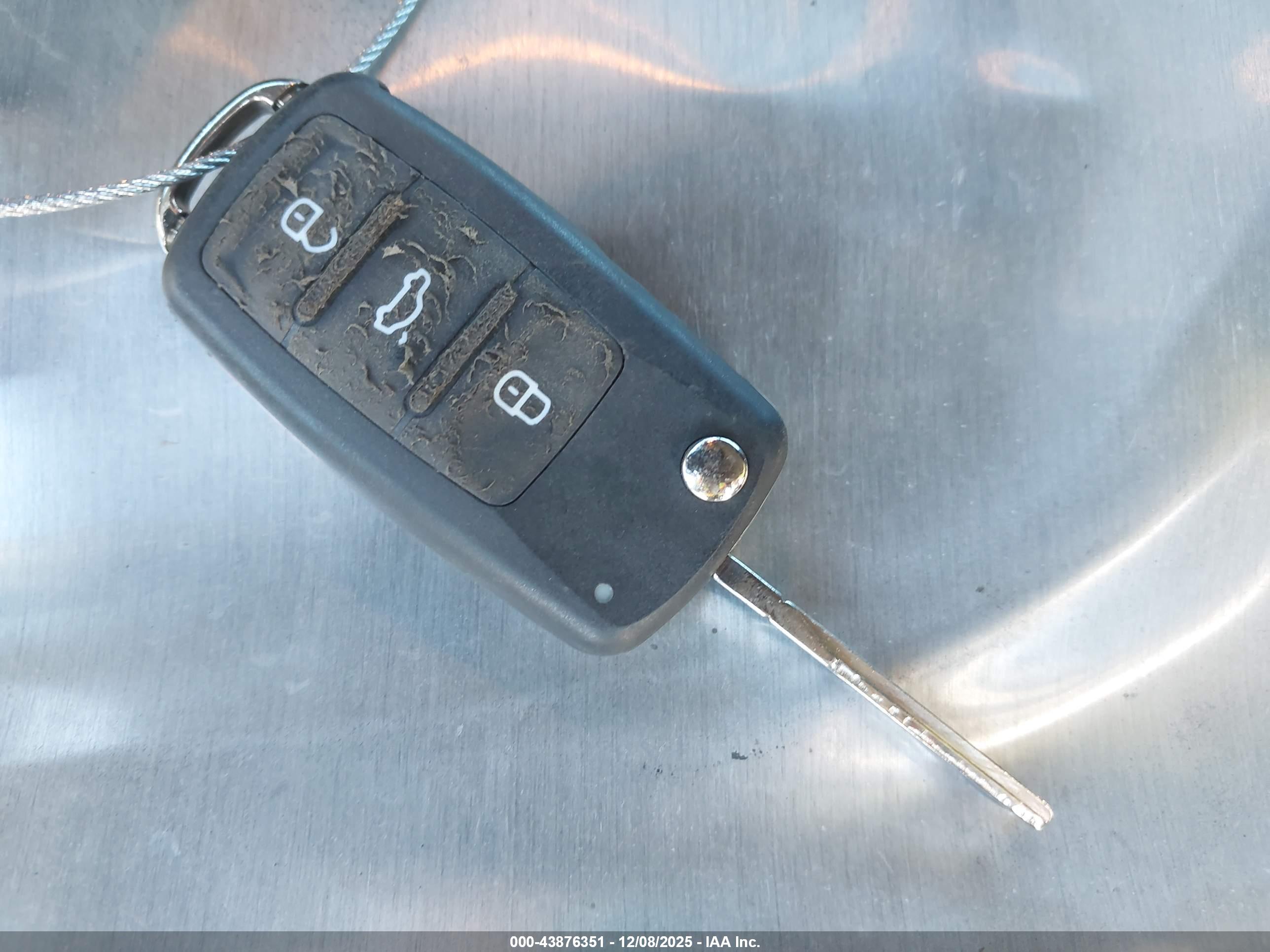 VOLKSWAGEN BEETLE image 11