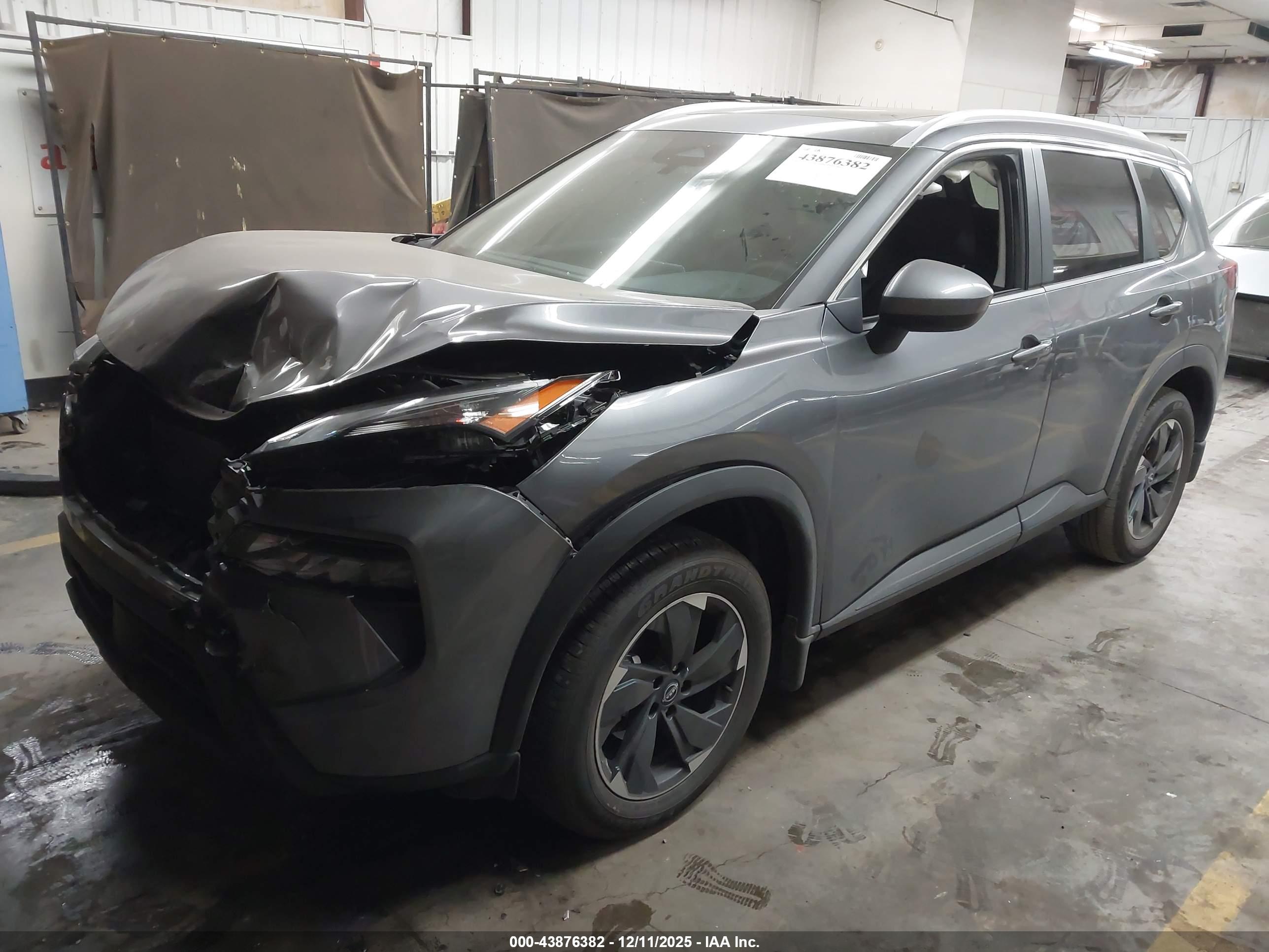 NISSAN ROGUE image 2