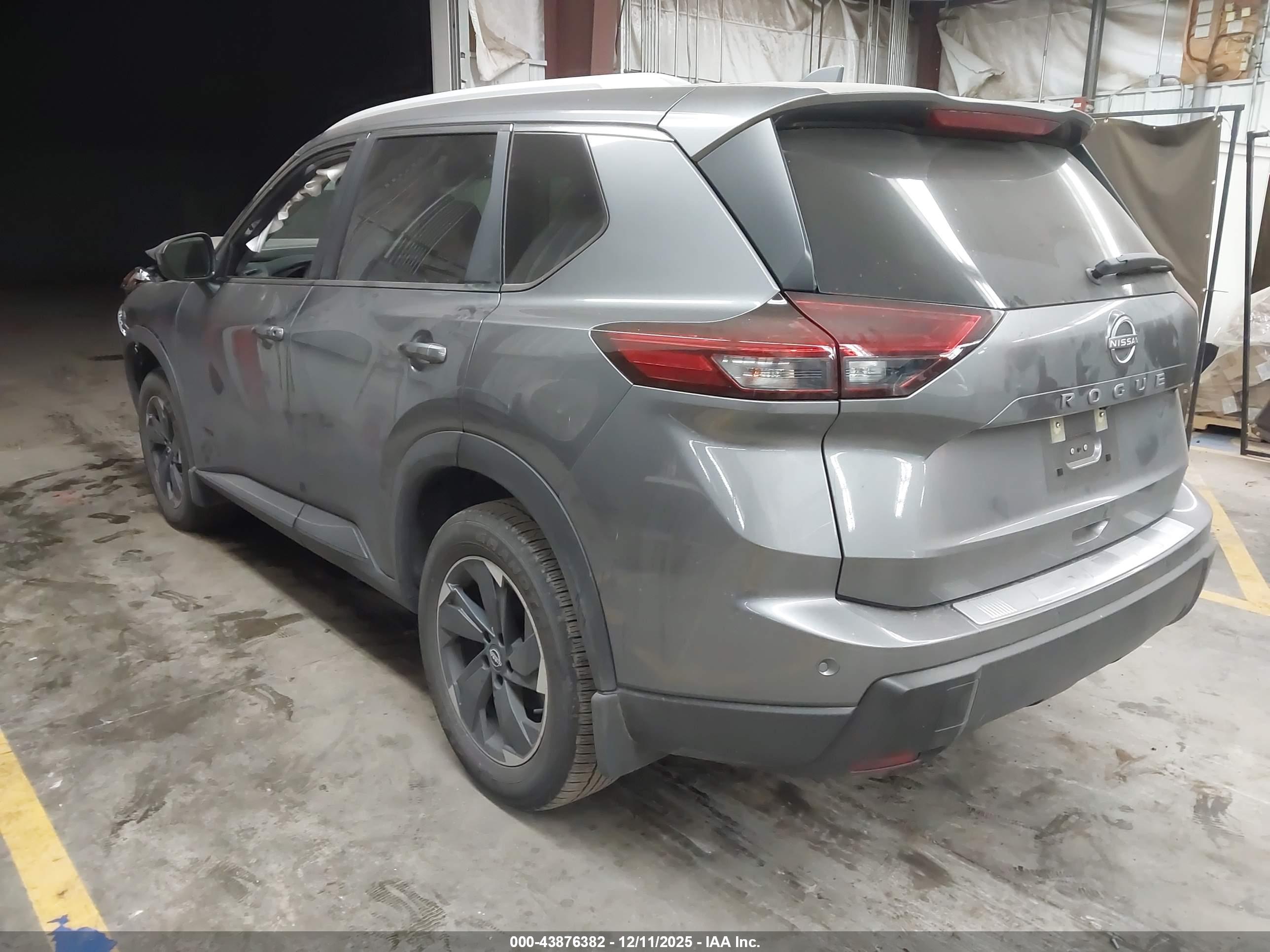 NISSAN ROGUE image 3