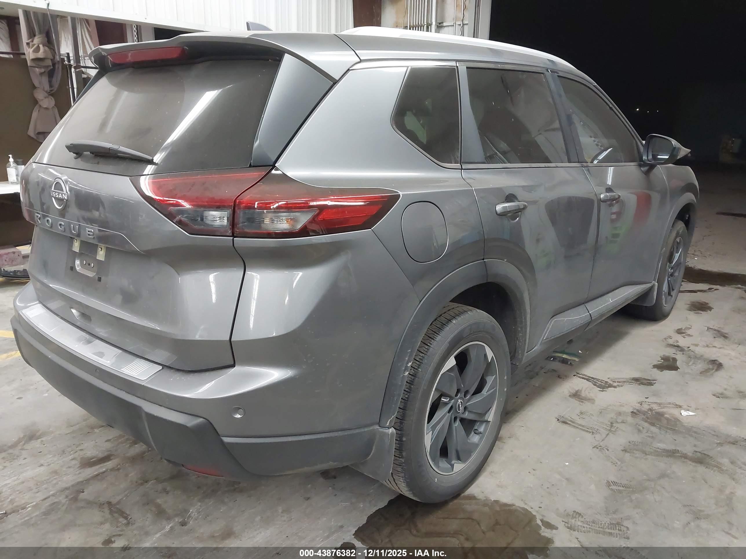 NISSAN ROGUE image 4