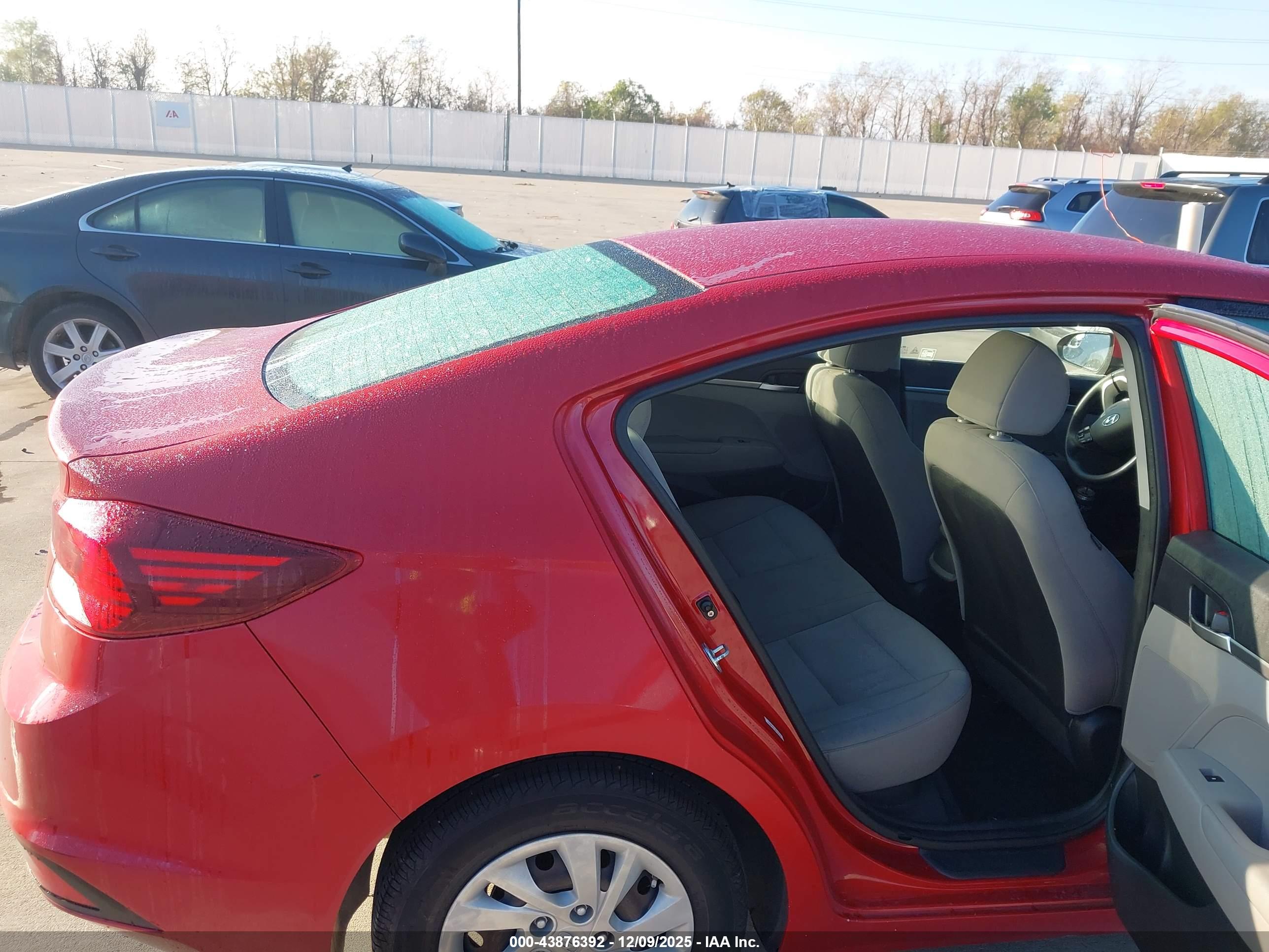 HYUNDAI ELANTRA image 8