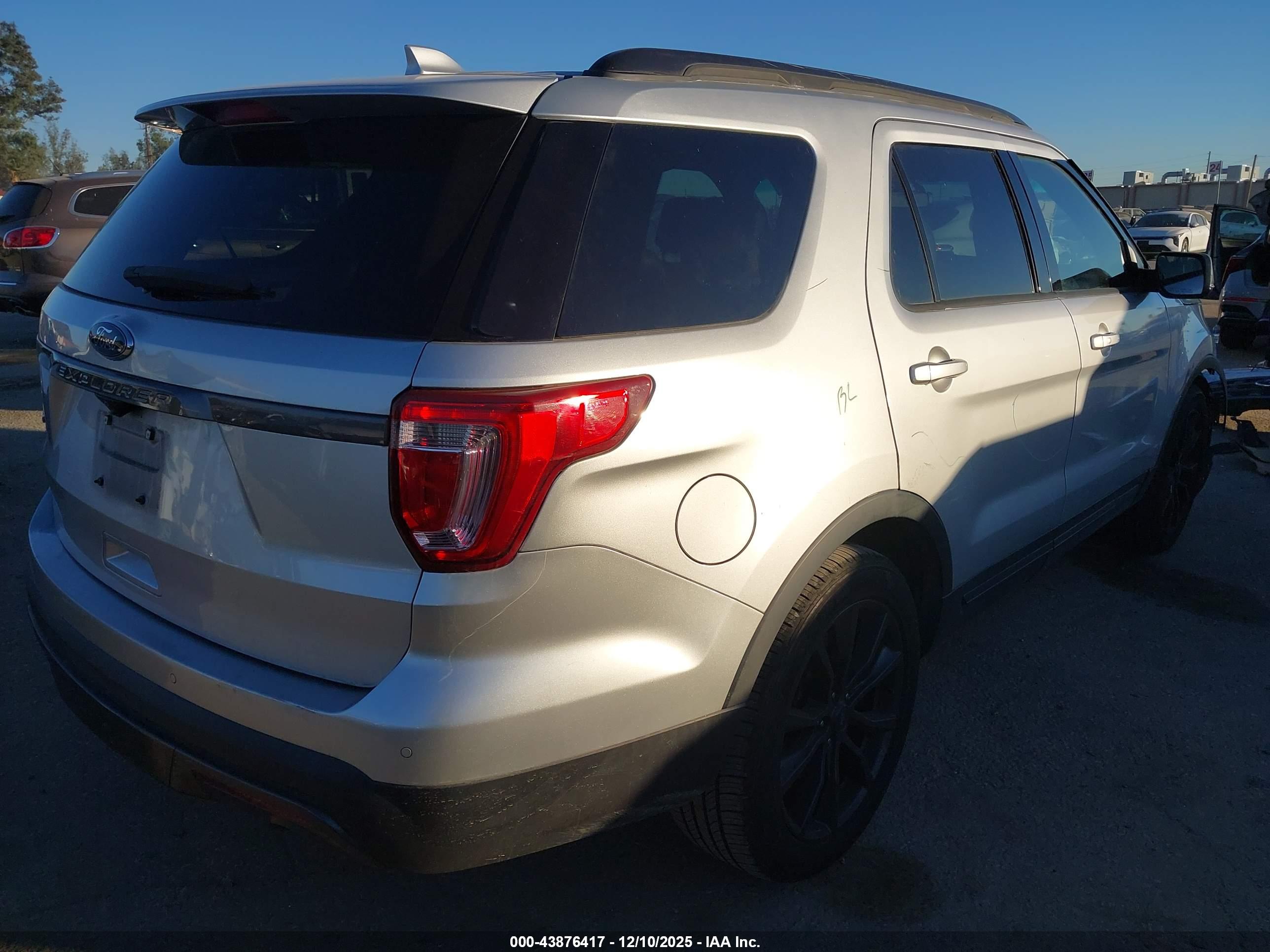 FORD EXPLORER image 4