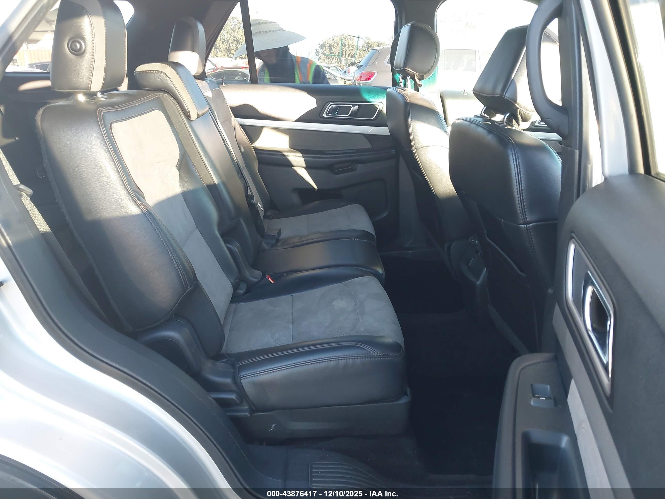 FORD EXPLORER image 8