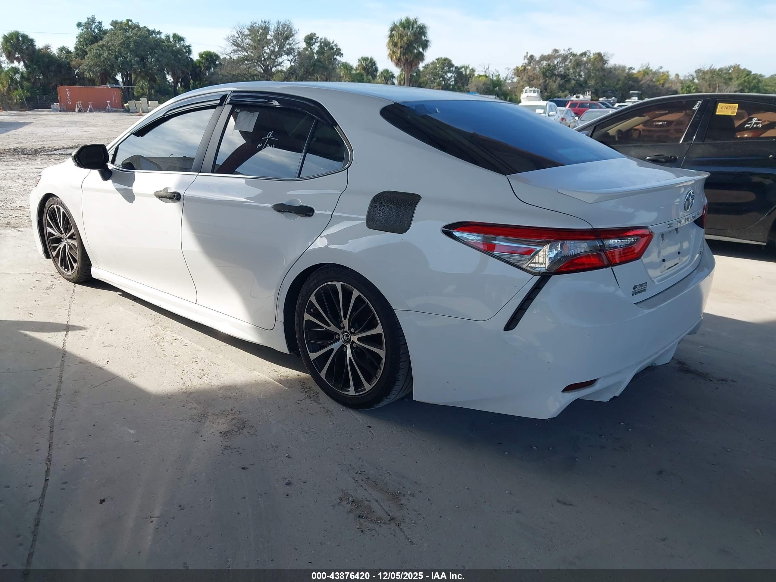 TOYOTA CAMRY image 3