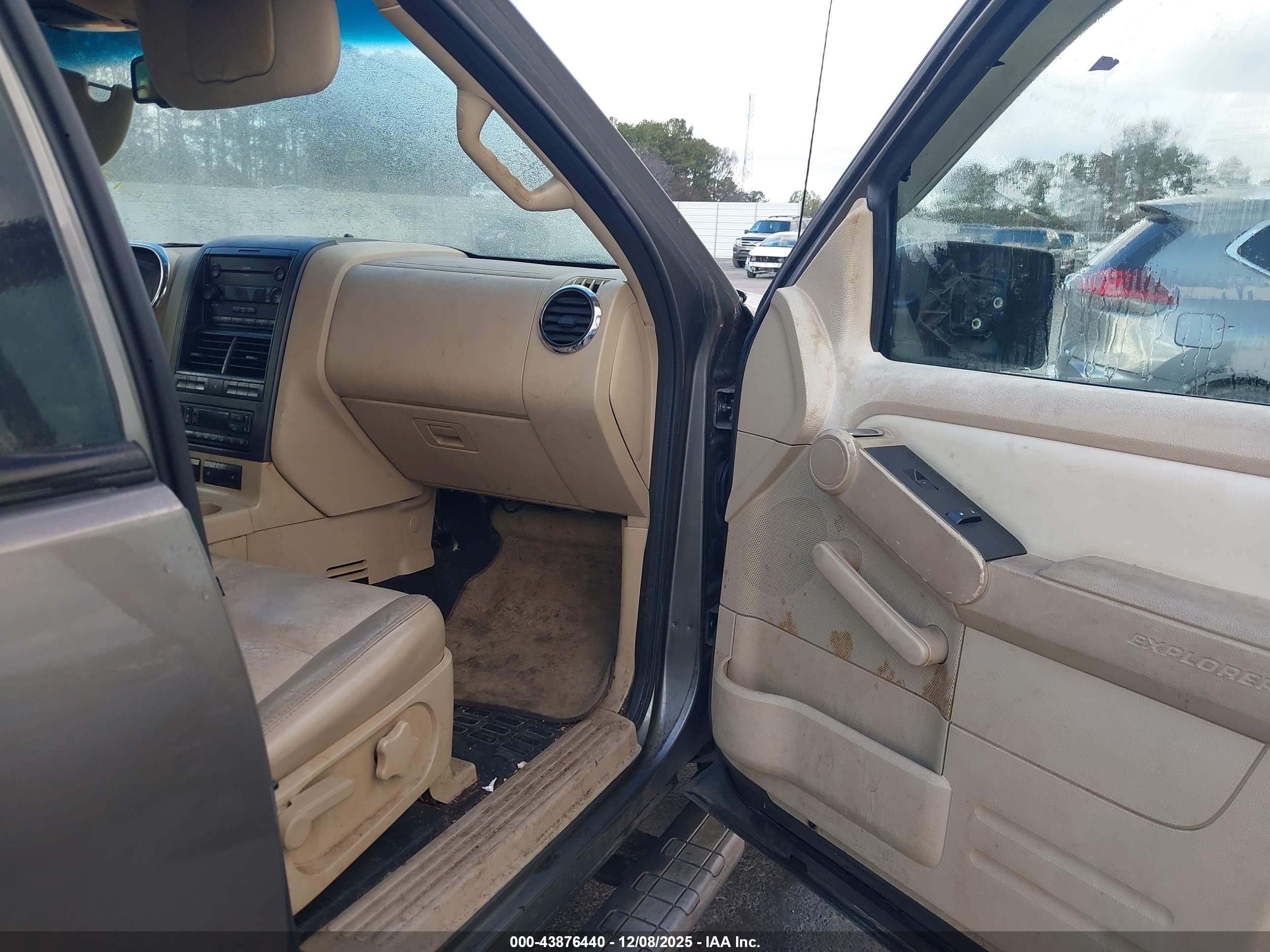 FORD EXPLORER image 5