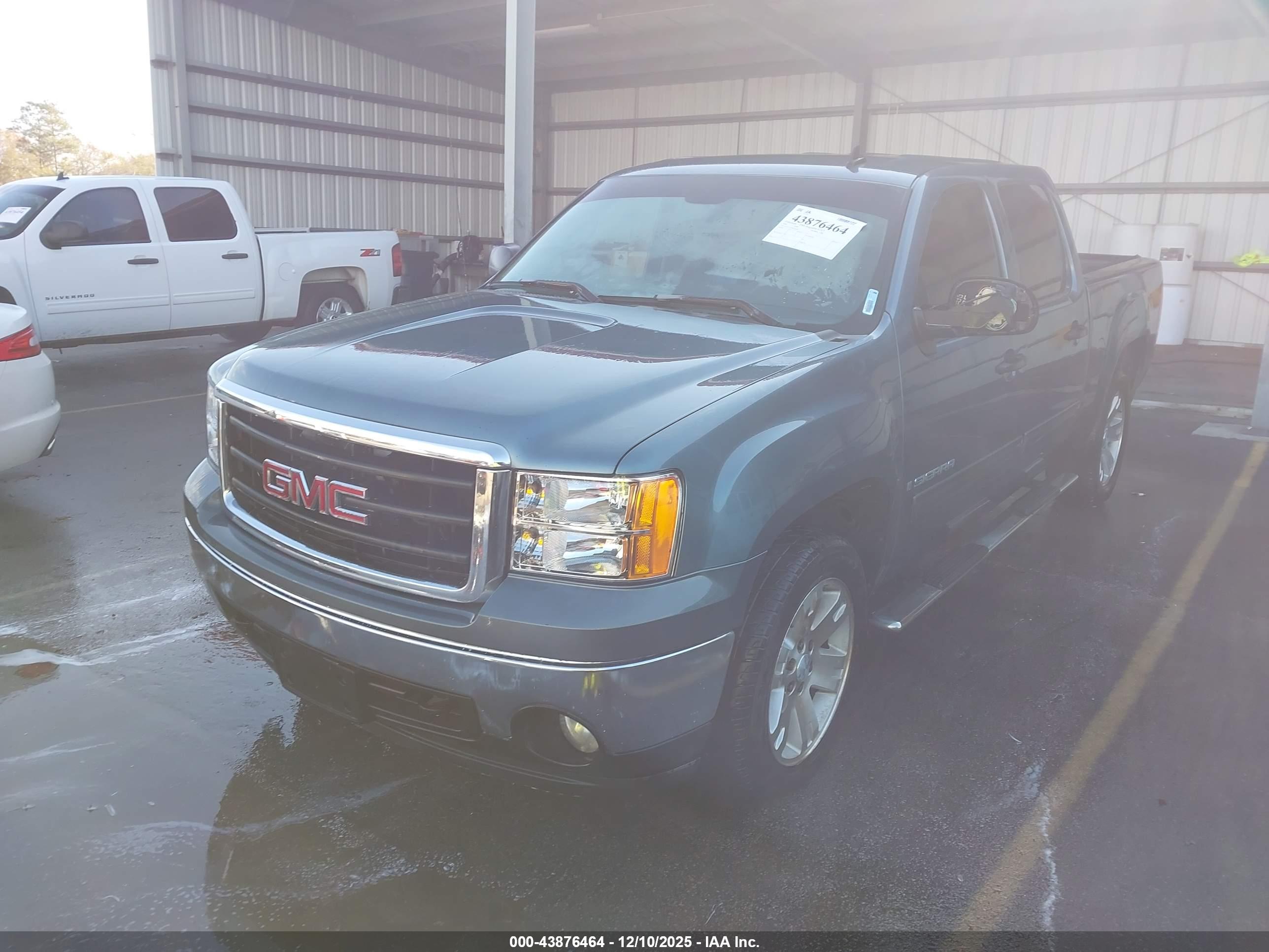 GMC SIERRA image 2