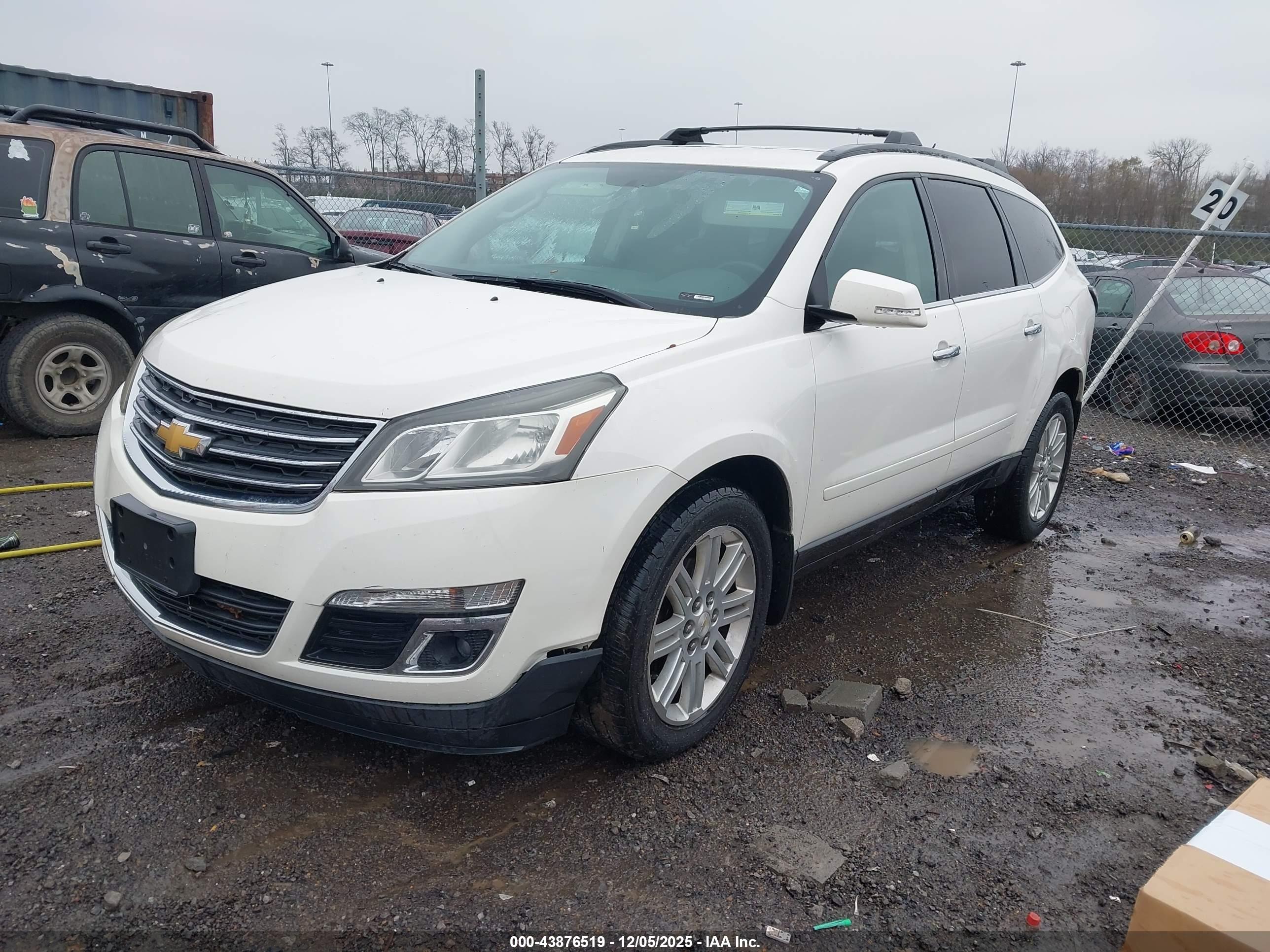 CHEVROLET TRAVERSE image 2