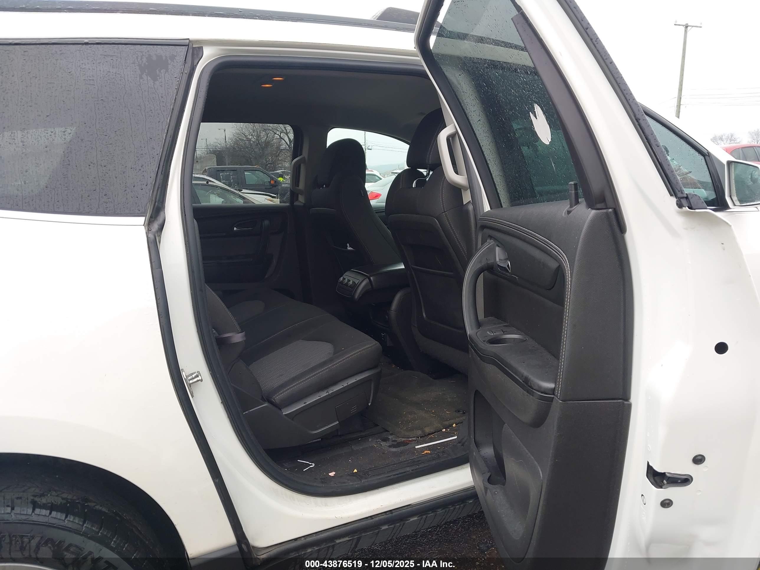 CHEVROLET TRAVERSE image 8