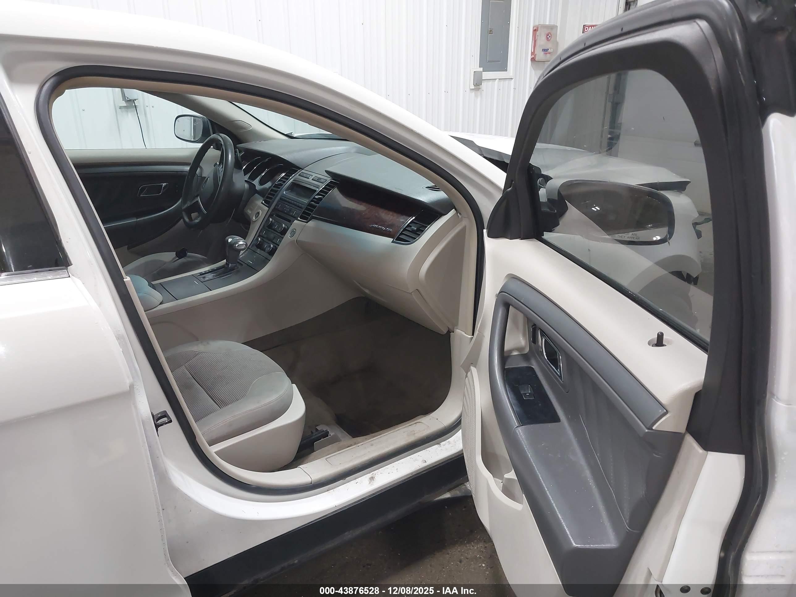 FORD TAURUS image 5