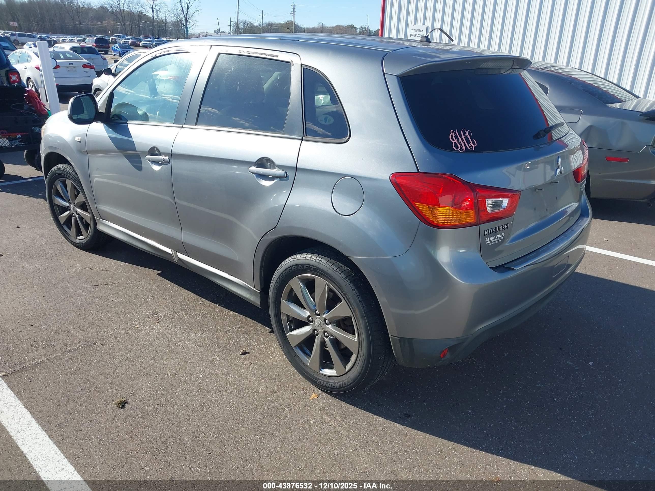 MITSUBISHI OUTLANDER image 3