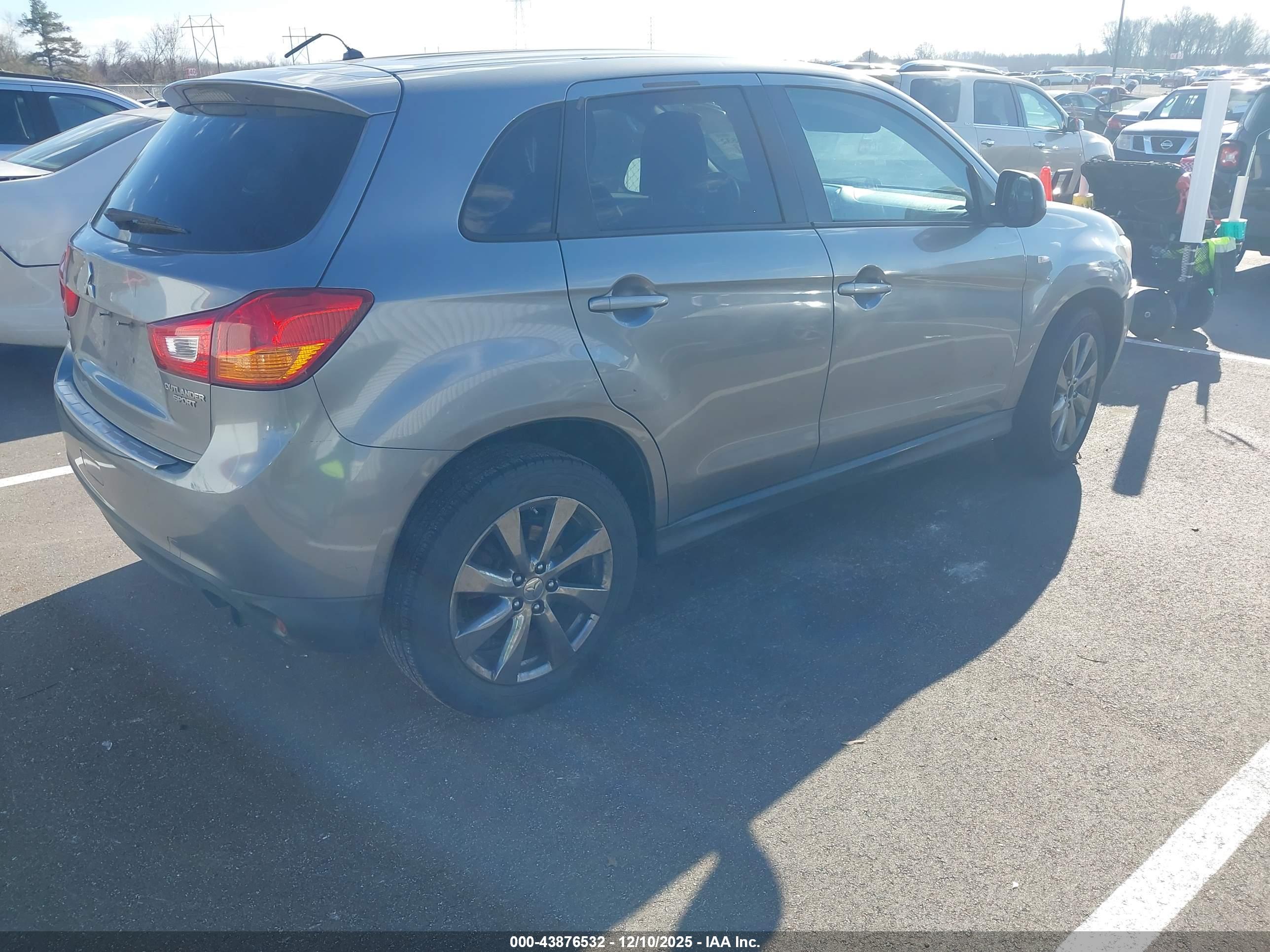 MITSUBISHI OUTLANDER image 4