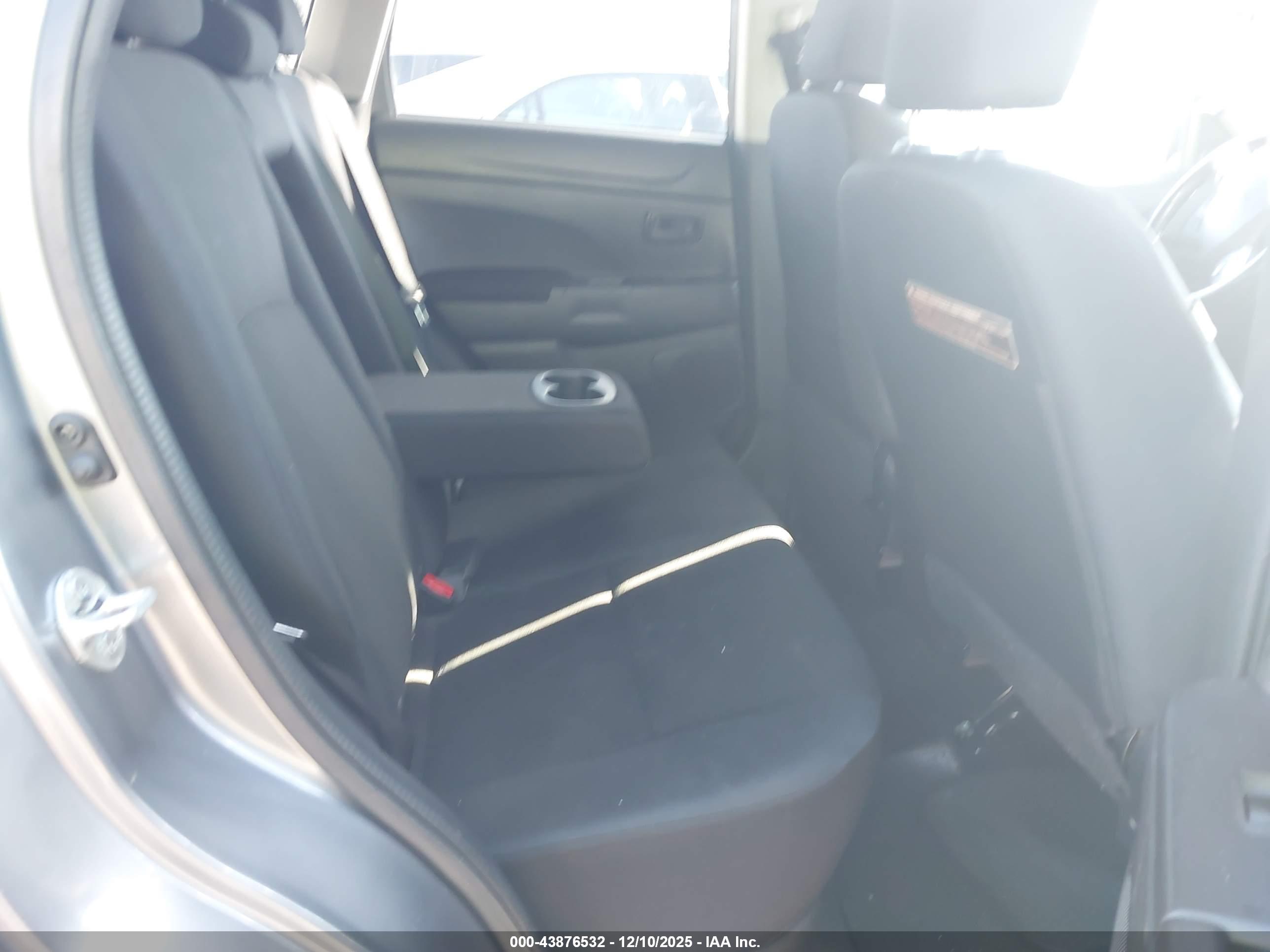 MITSUBISHI OUTLANDER image 8