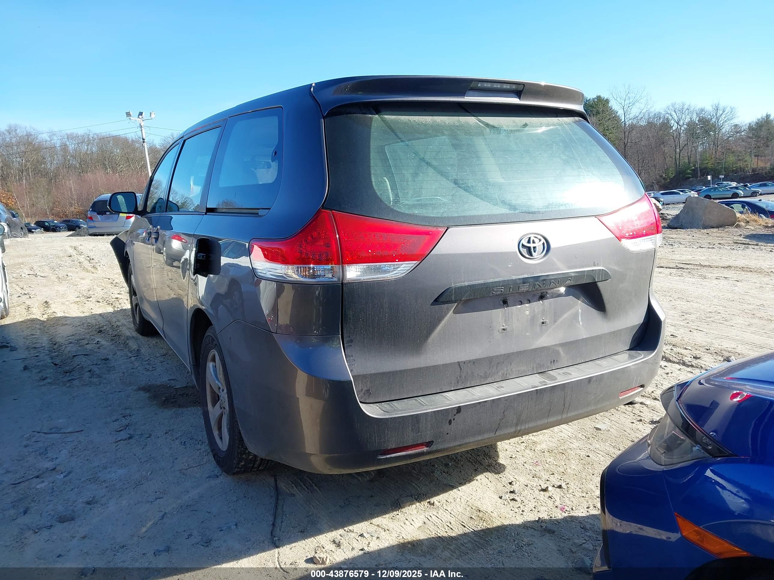 TOYOTA SIENNA image 3