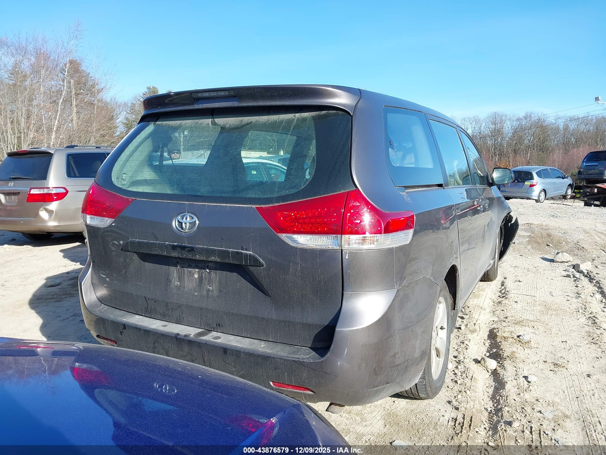 TOYOTA SIENNA image 4