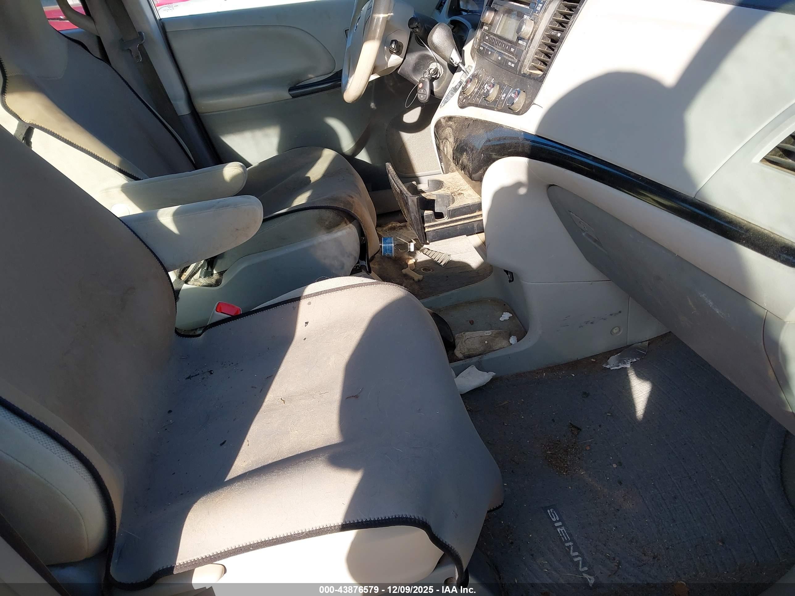 TOYOTA SIENNA image 5