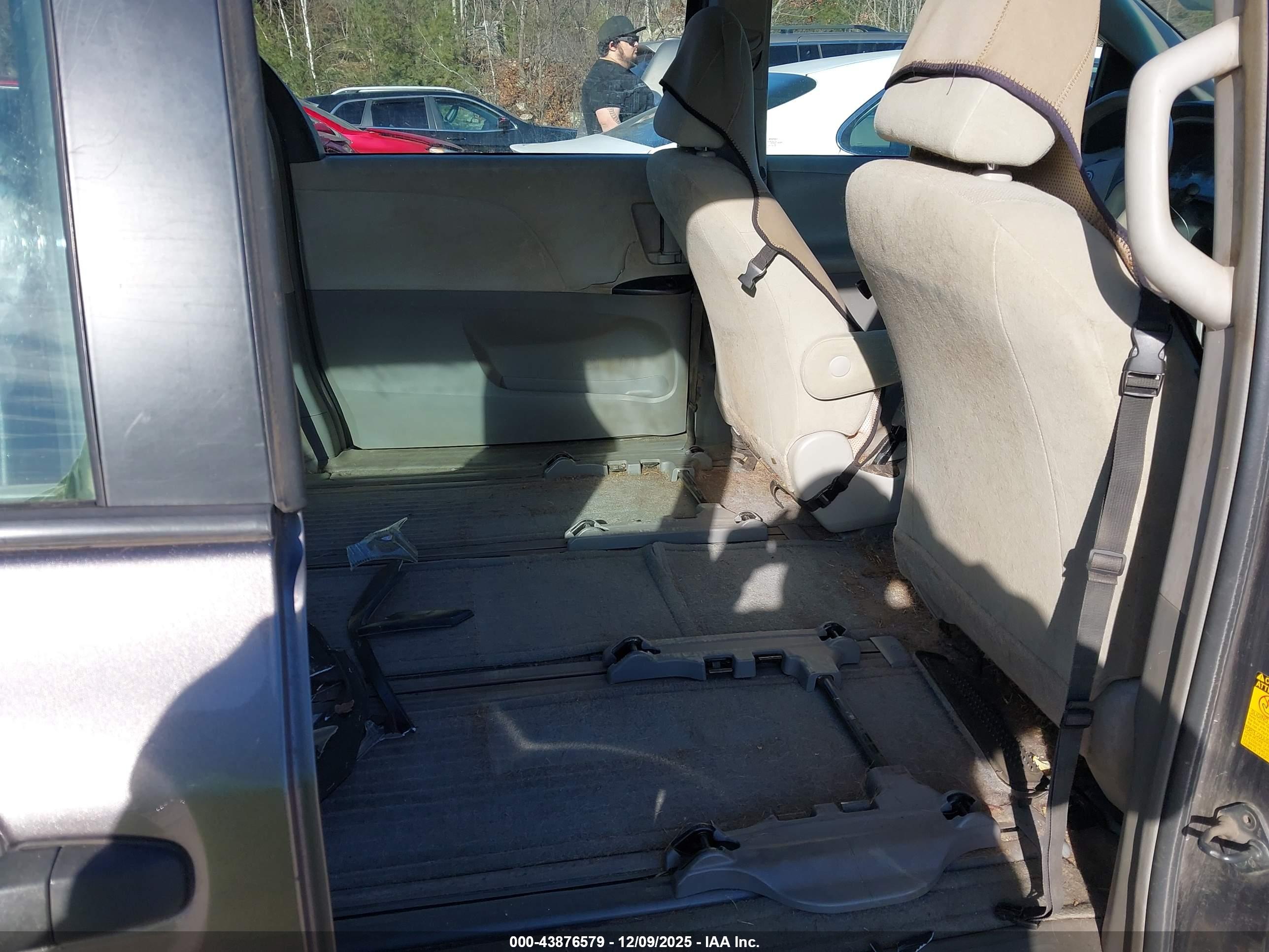 TOYOTA SIENNA image 8