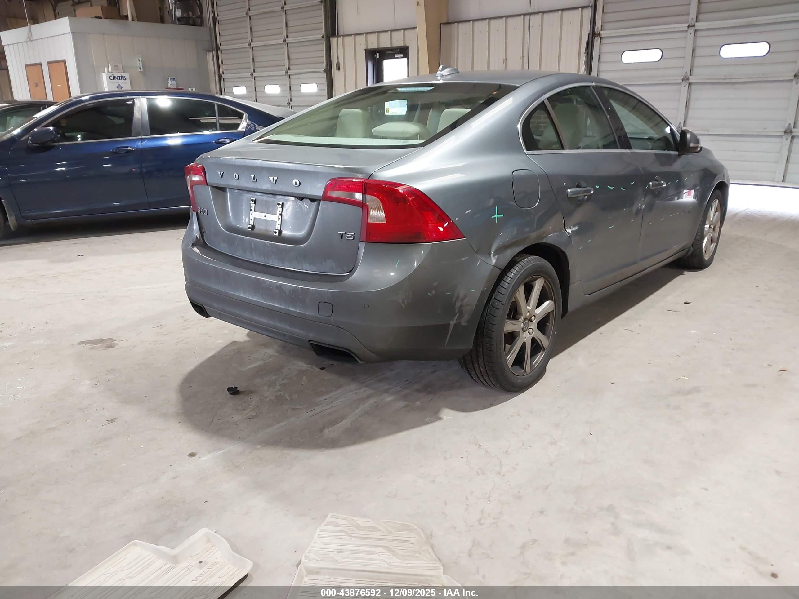 VOLVO S60 image 4
