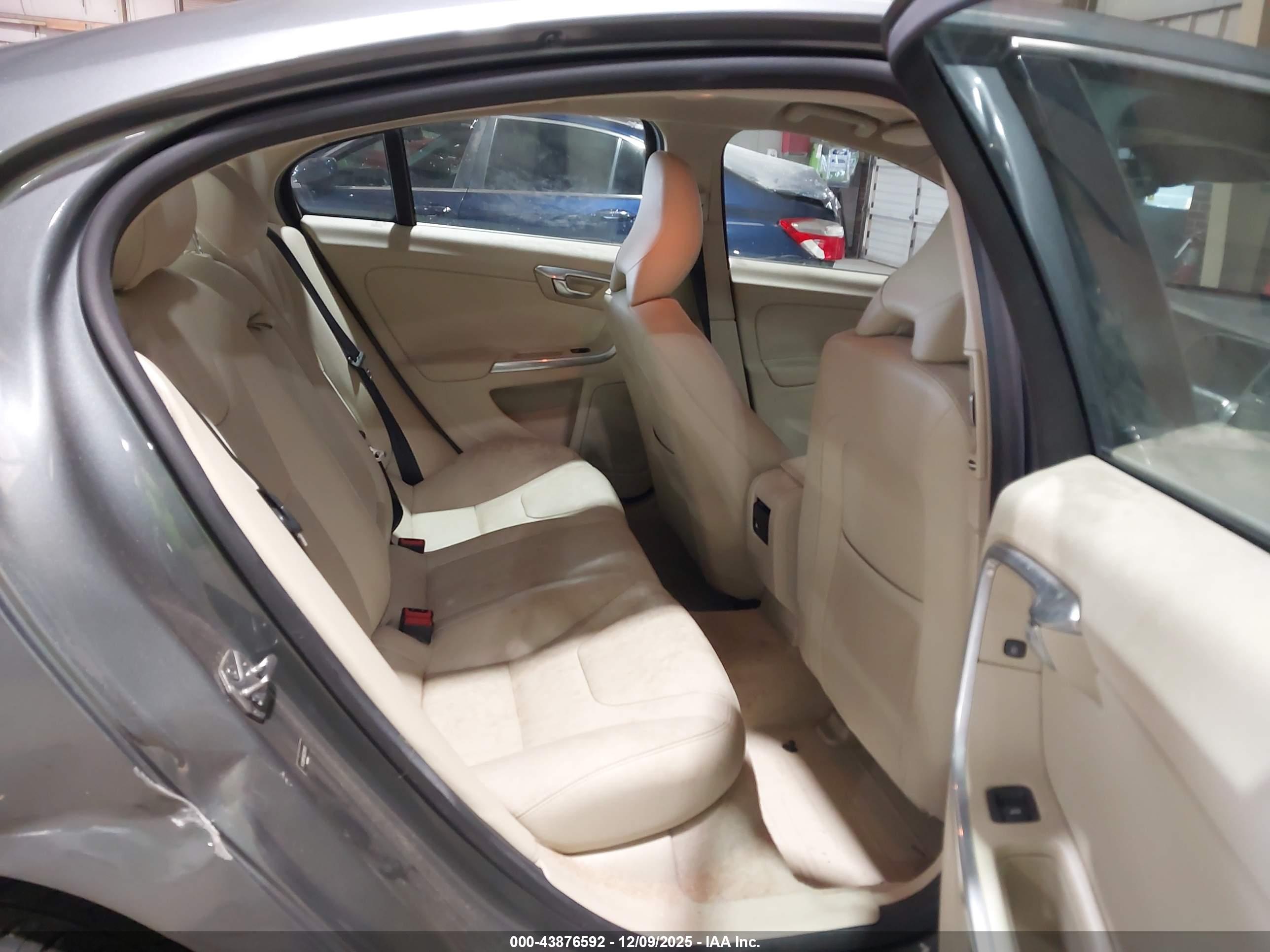 VOLVO S60 image 8