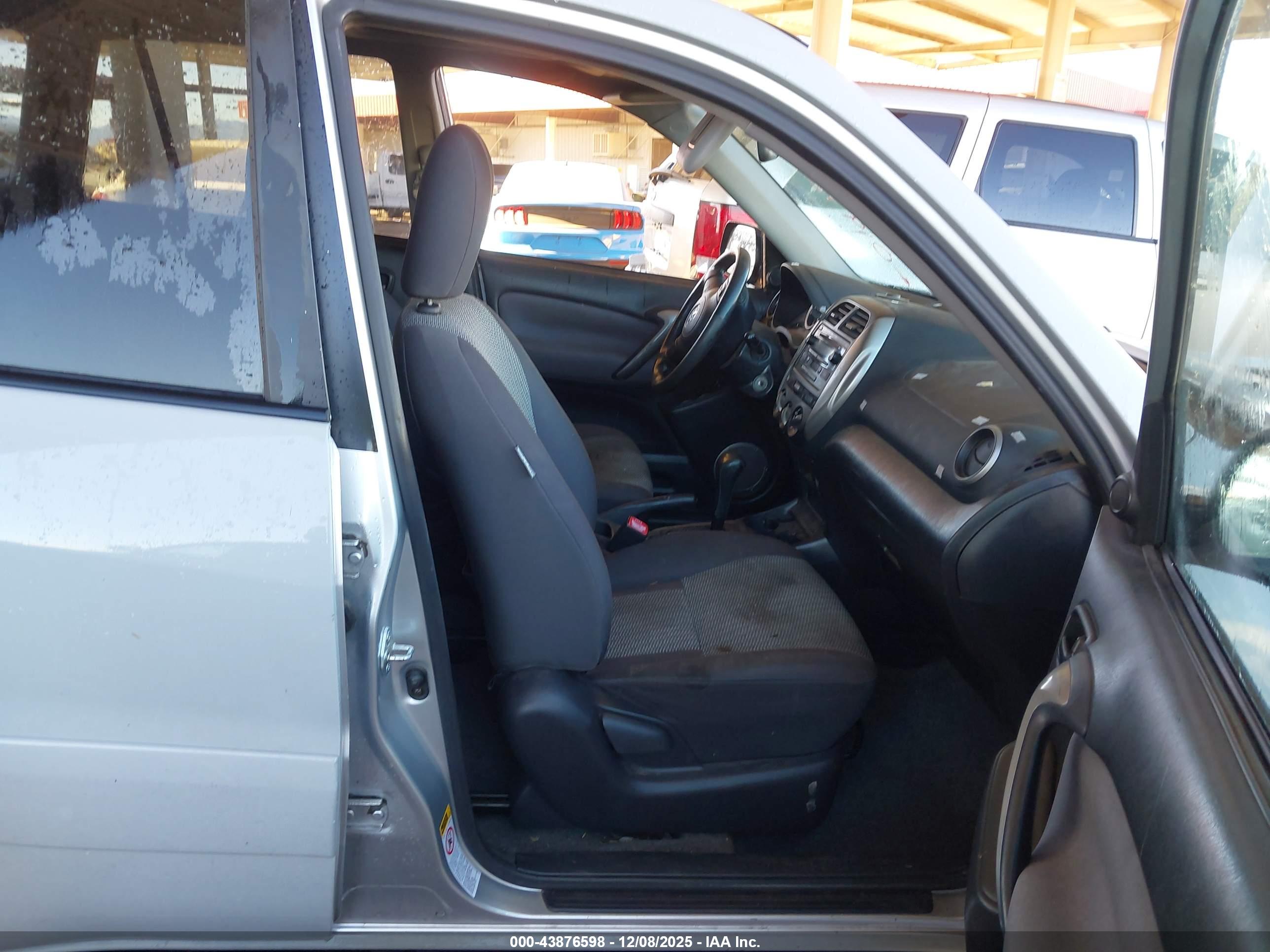 TOYOTA RAV4 image 5