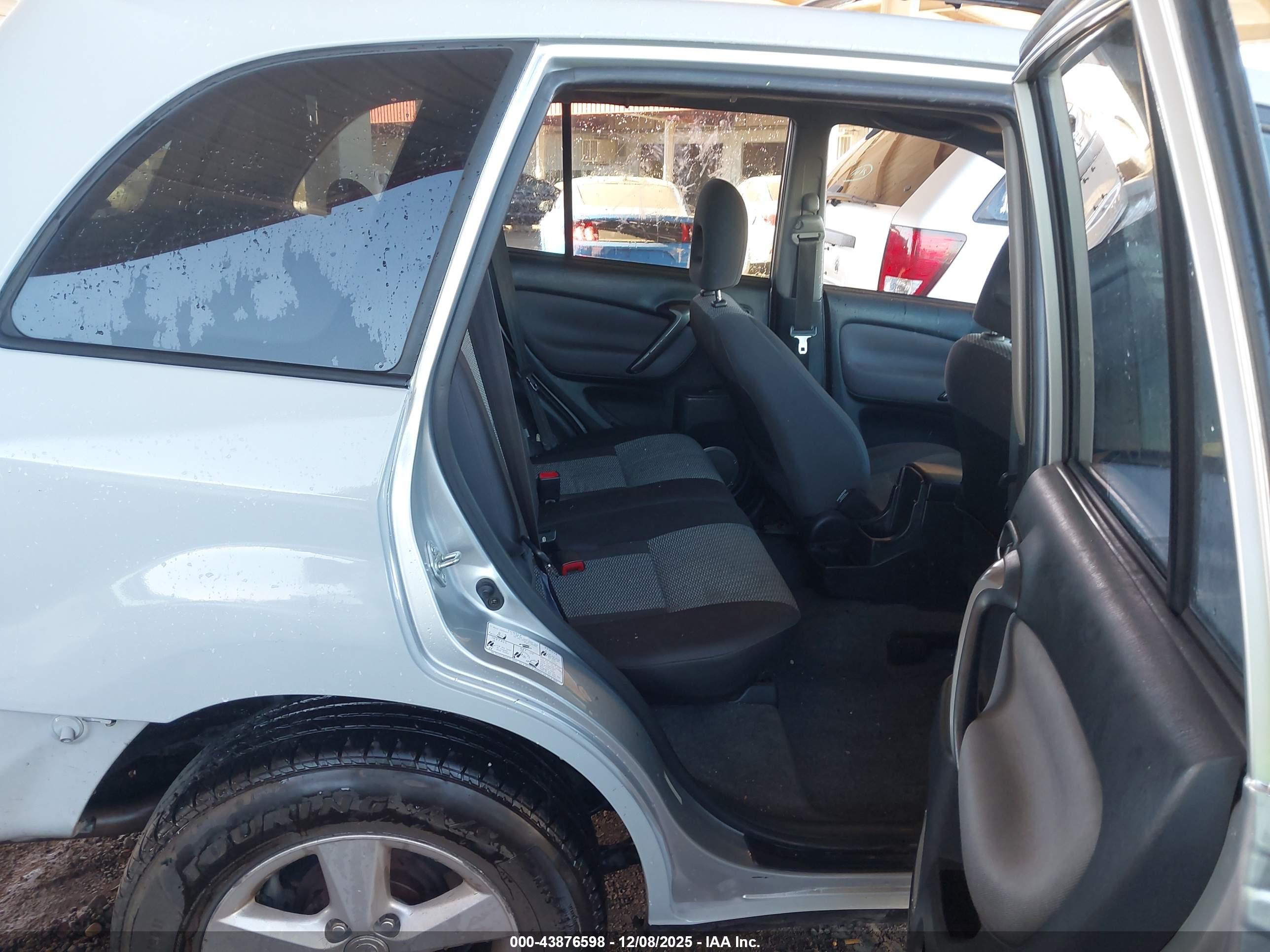 TOYOTA RAV4 image 8
