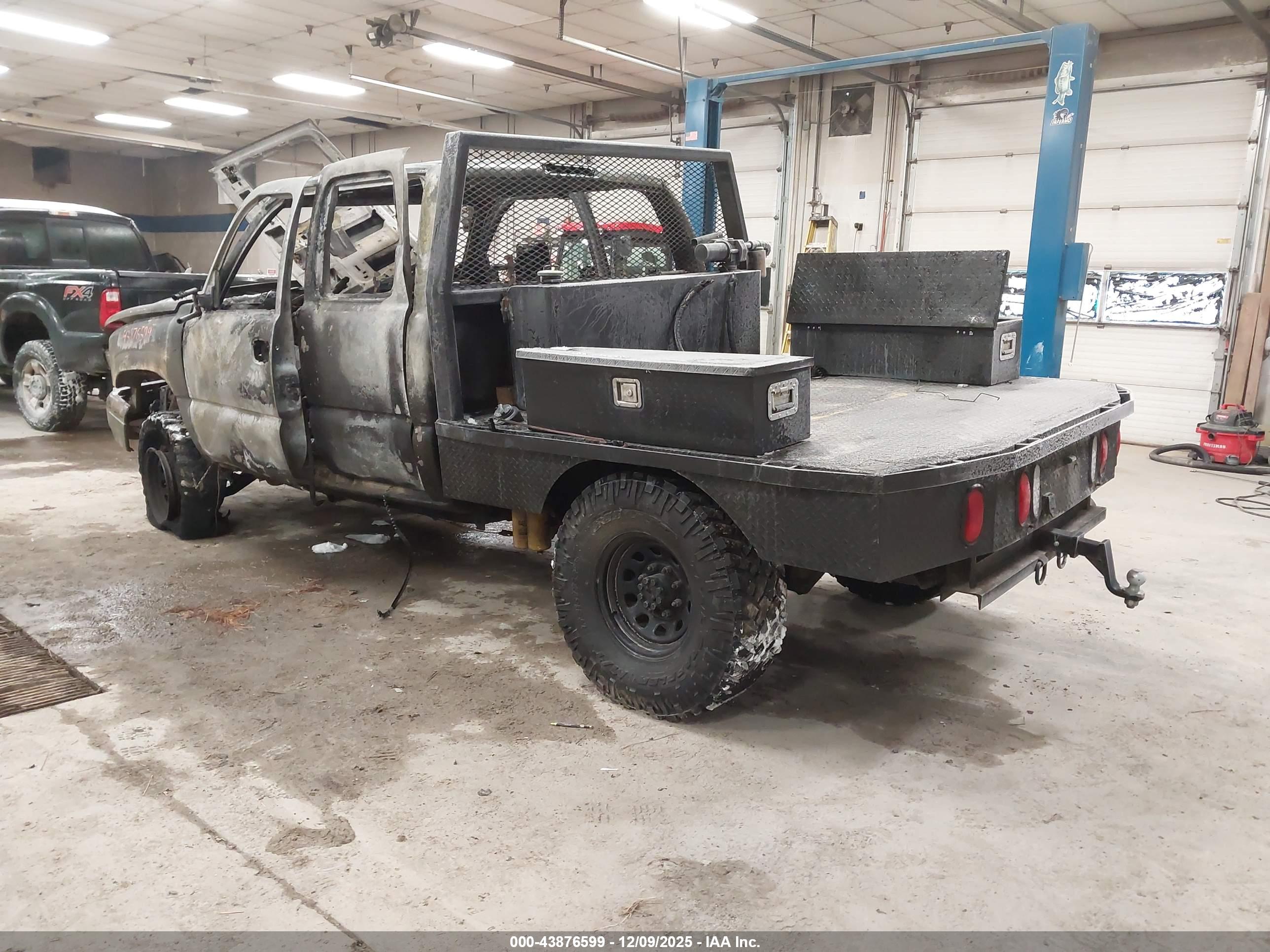 CHEVROLET SILVERADO image 3