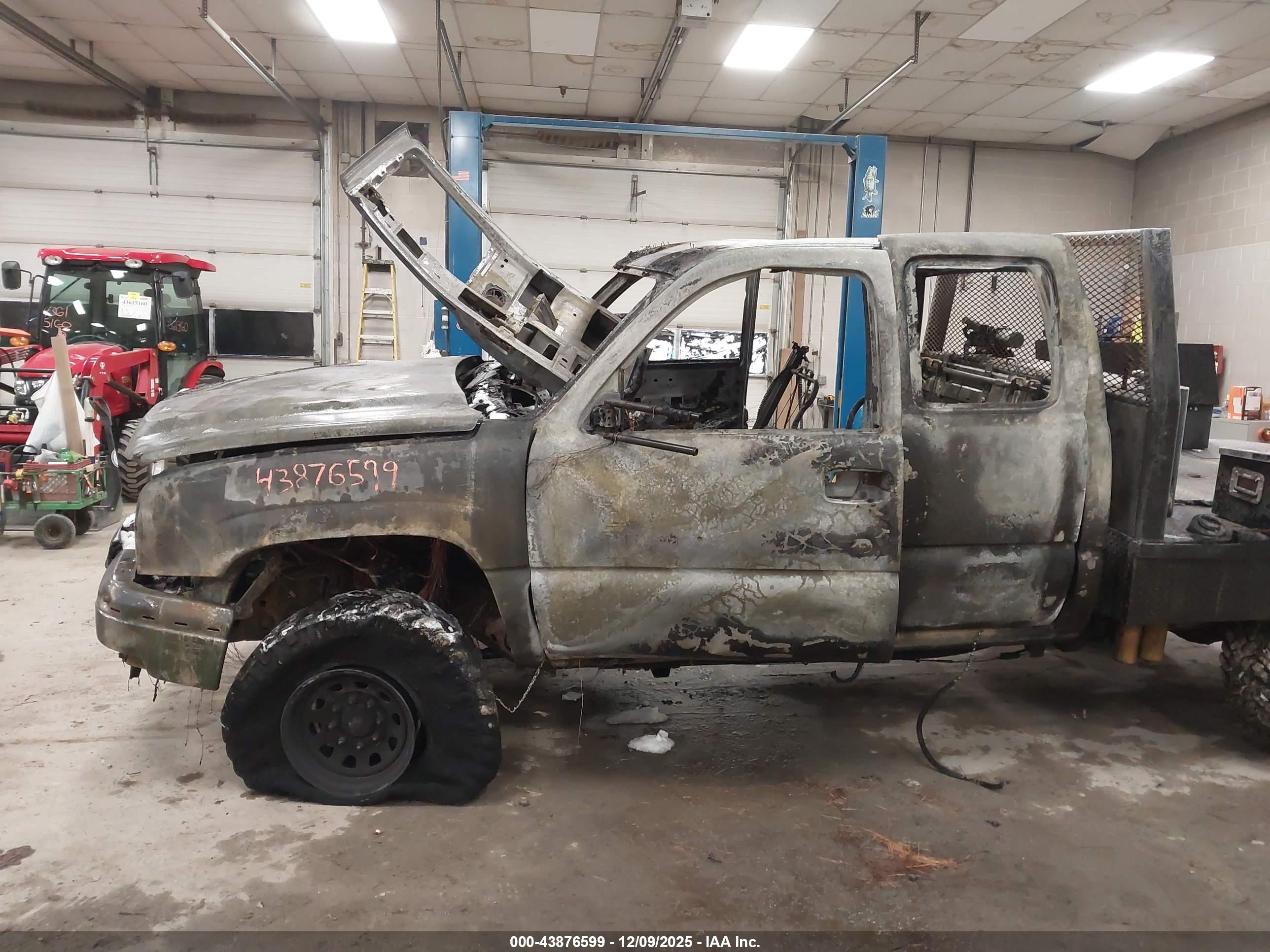 CHEVROLET SILVERADO image 6