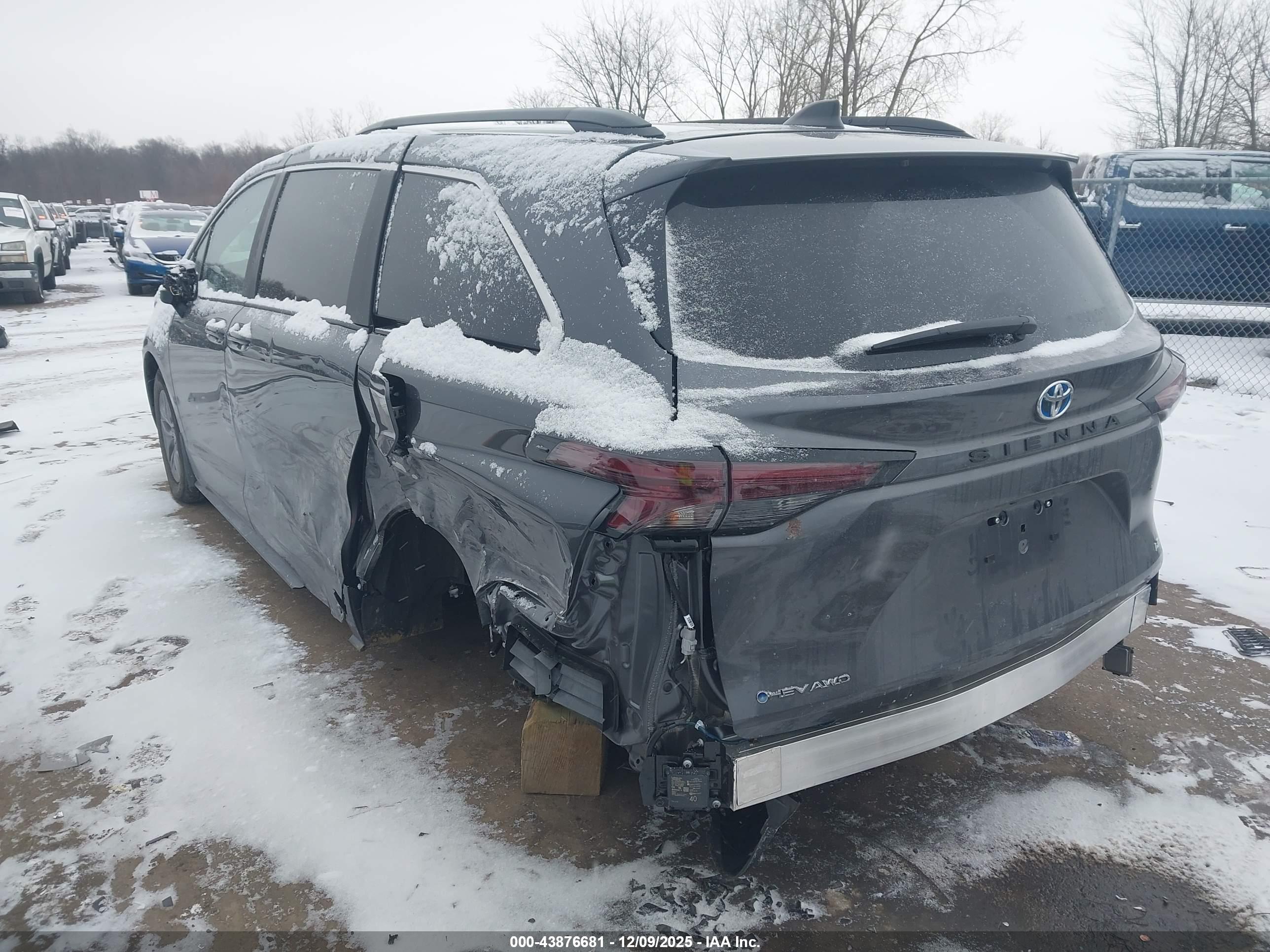 TOYOTA SIENNA image 3