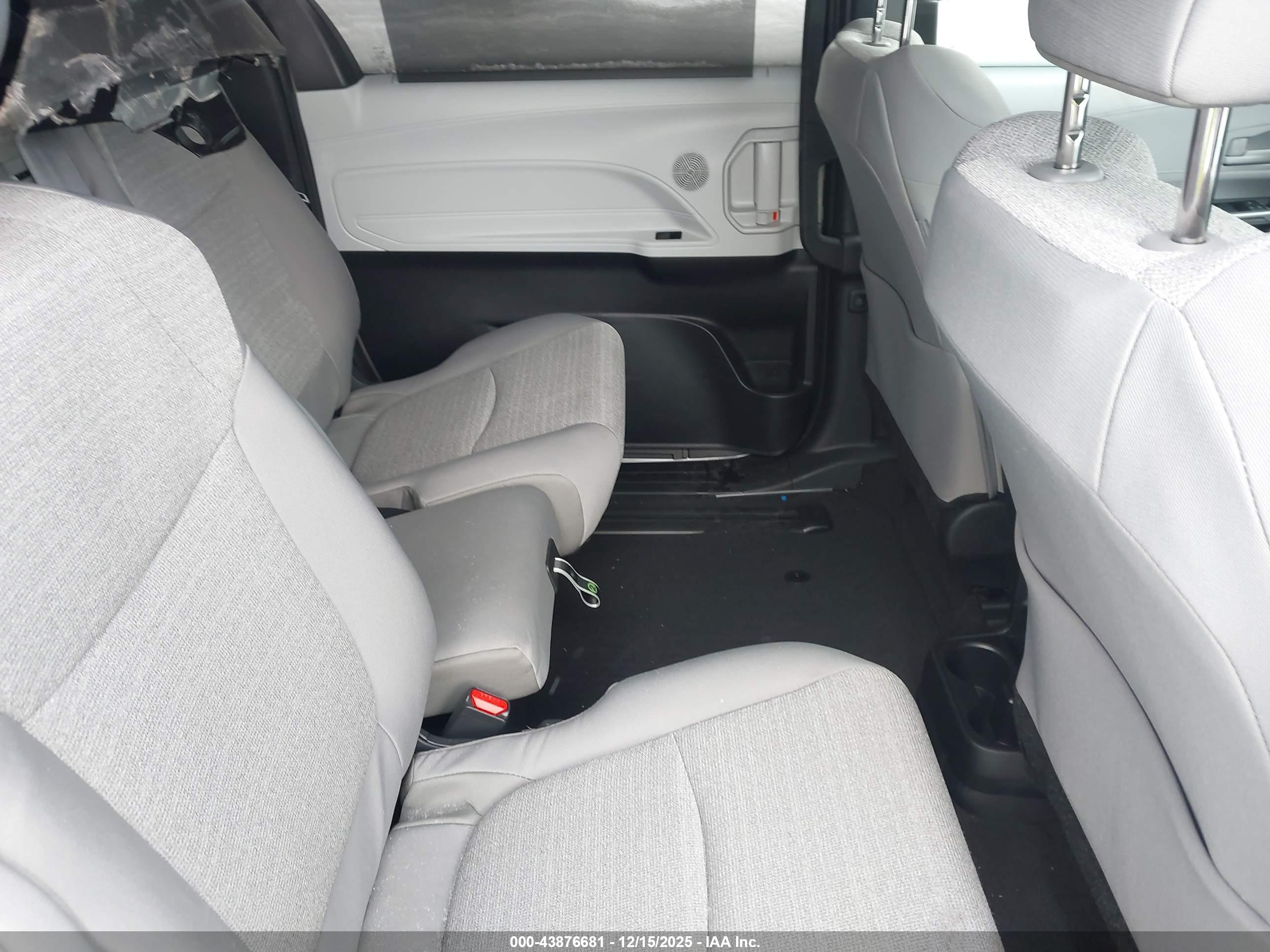 TOYOTA SIENNA image 8