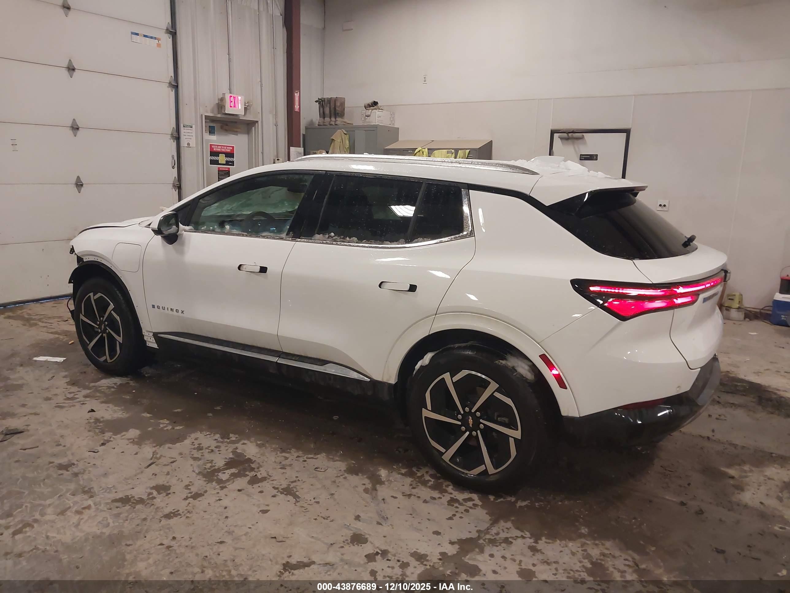 CHEVROLET EQUINOX image 3