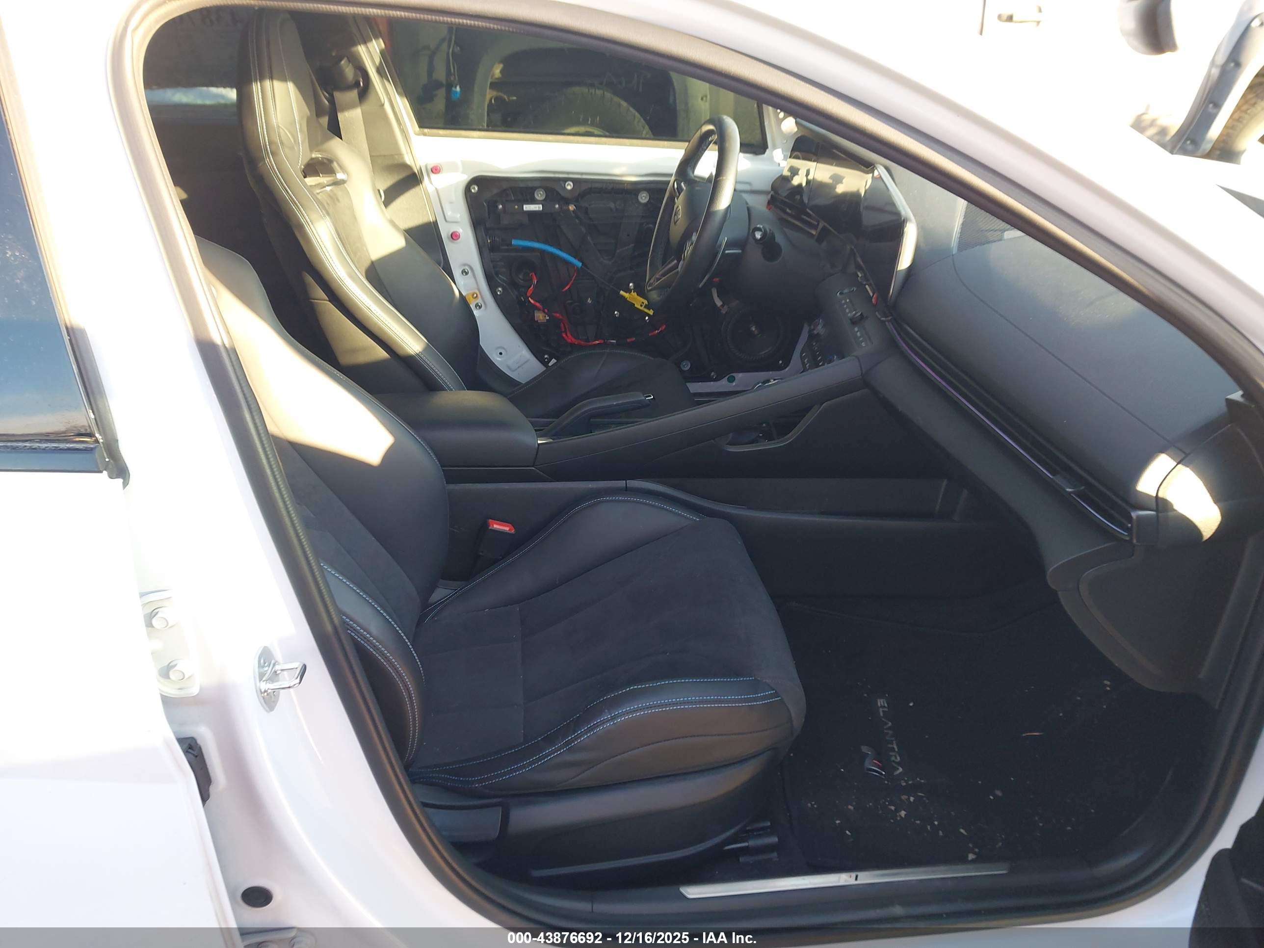 HYUNDAI ELANTRA image 5