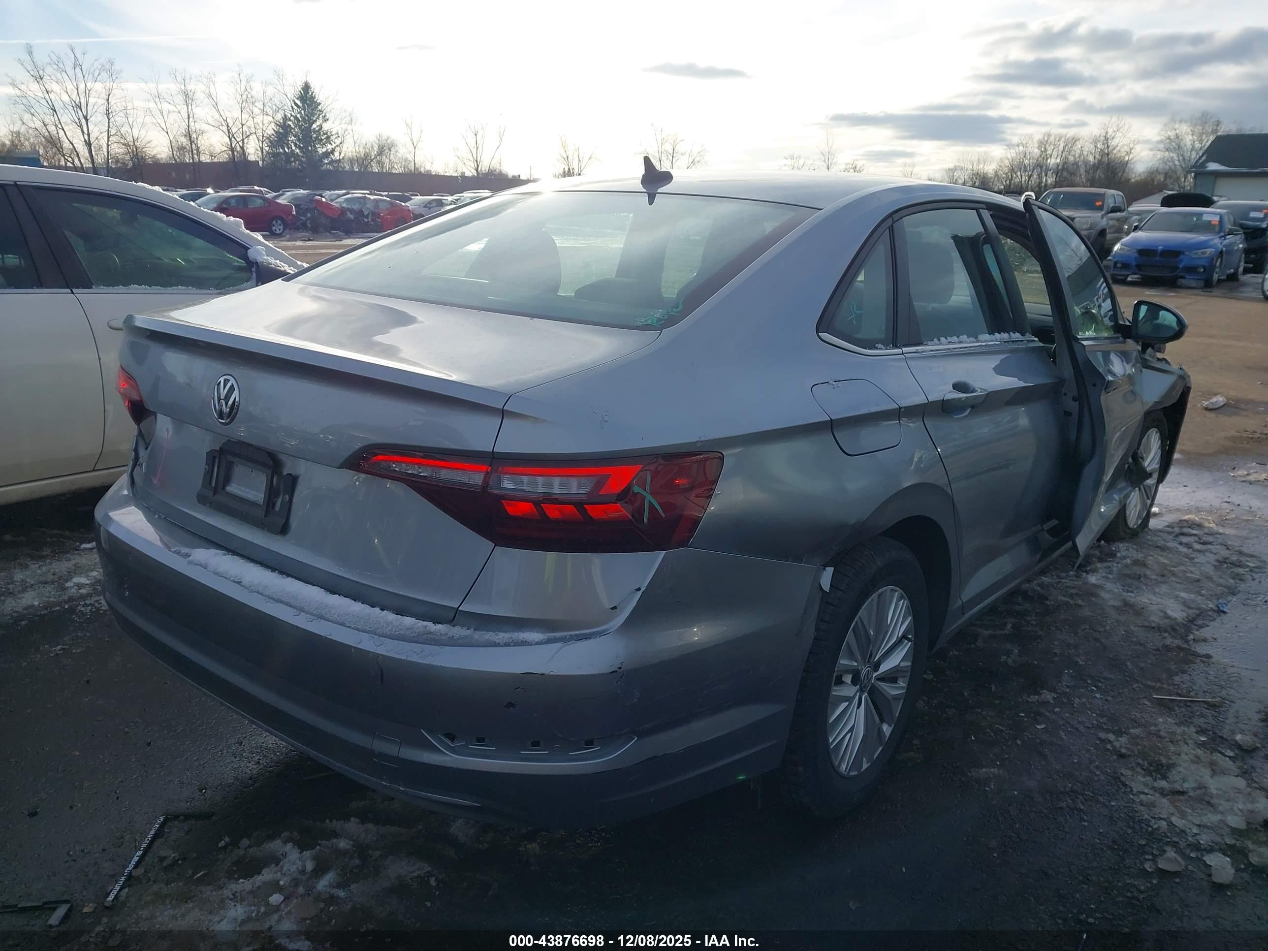 VOLKSWAGEN JETTA image 4