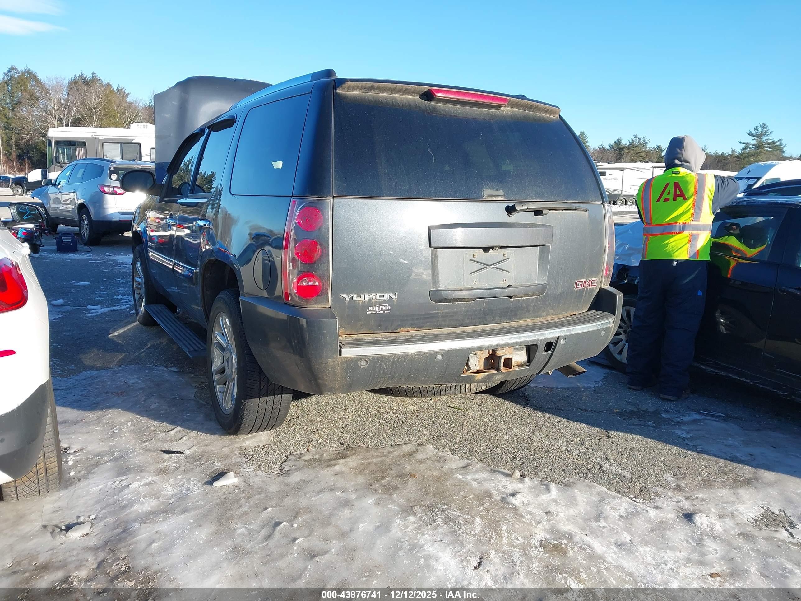 GMC YUKON image 3