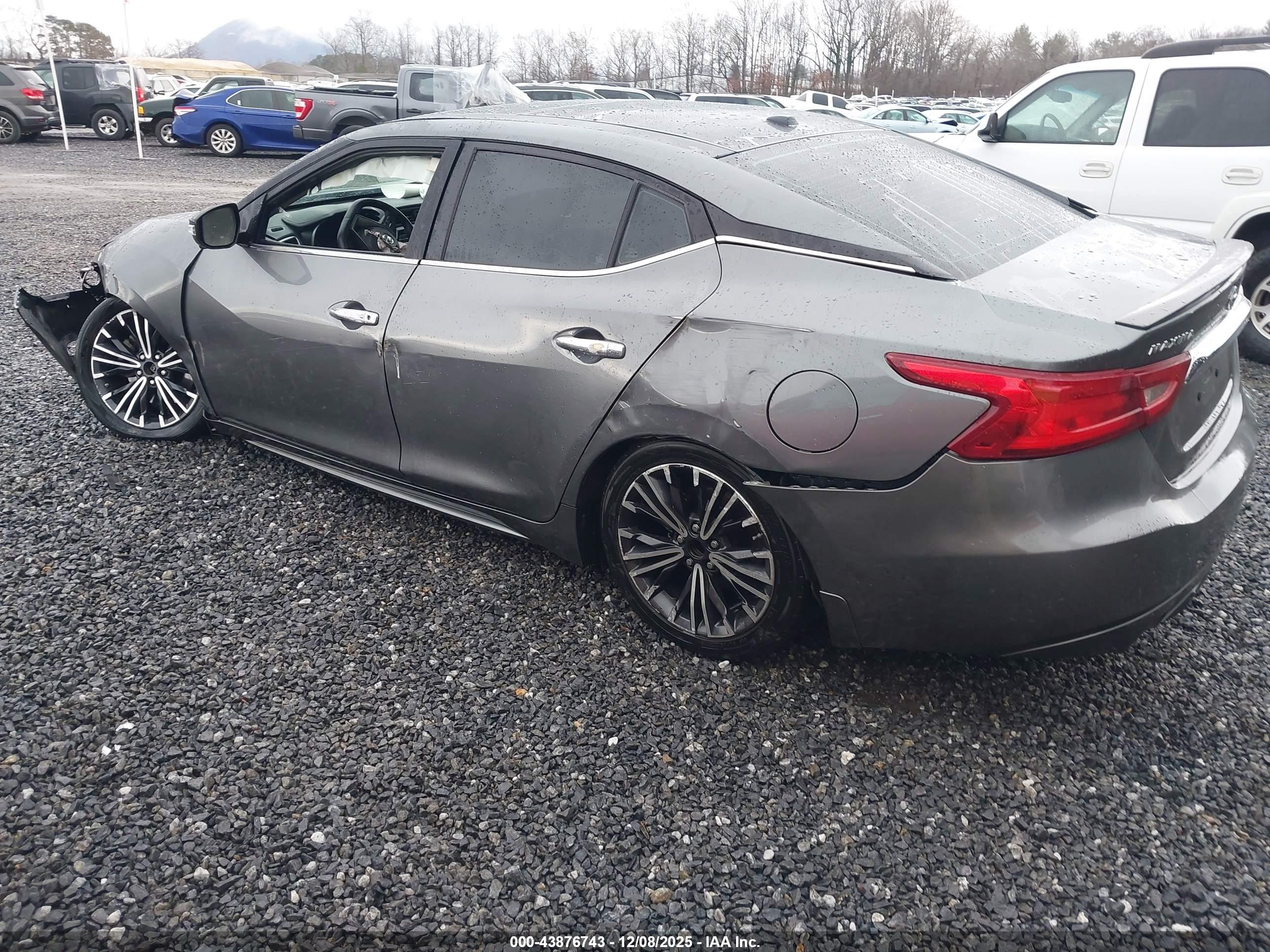 NISSAN MAXIMA image 3