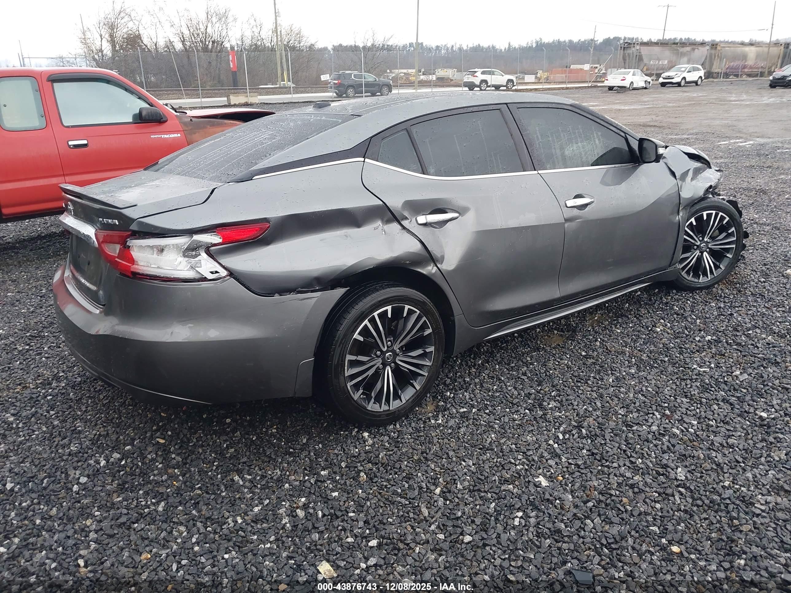 NISSAN MAXIMA image 4