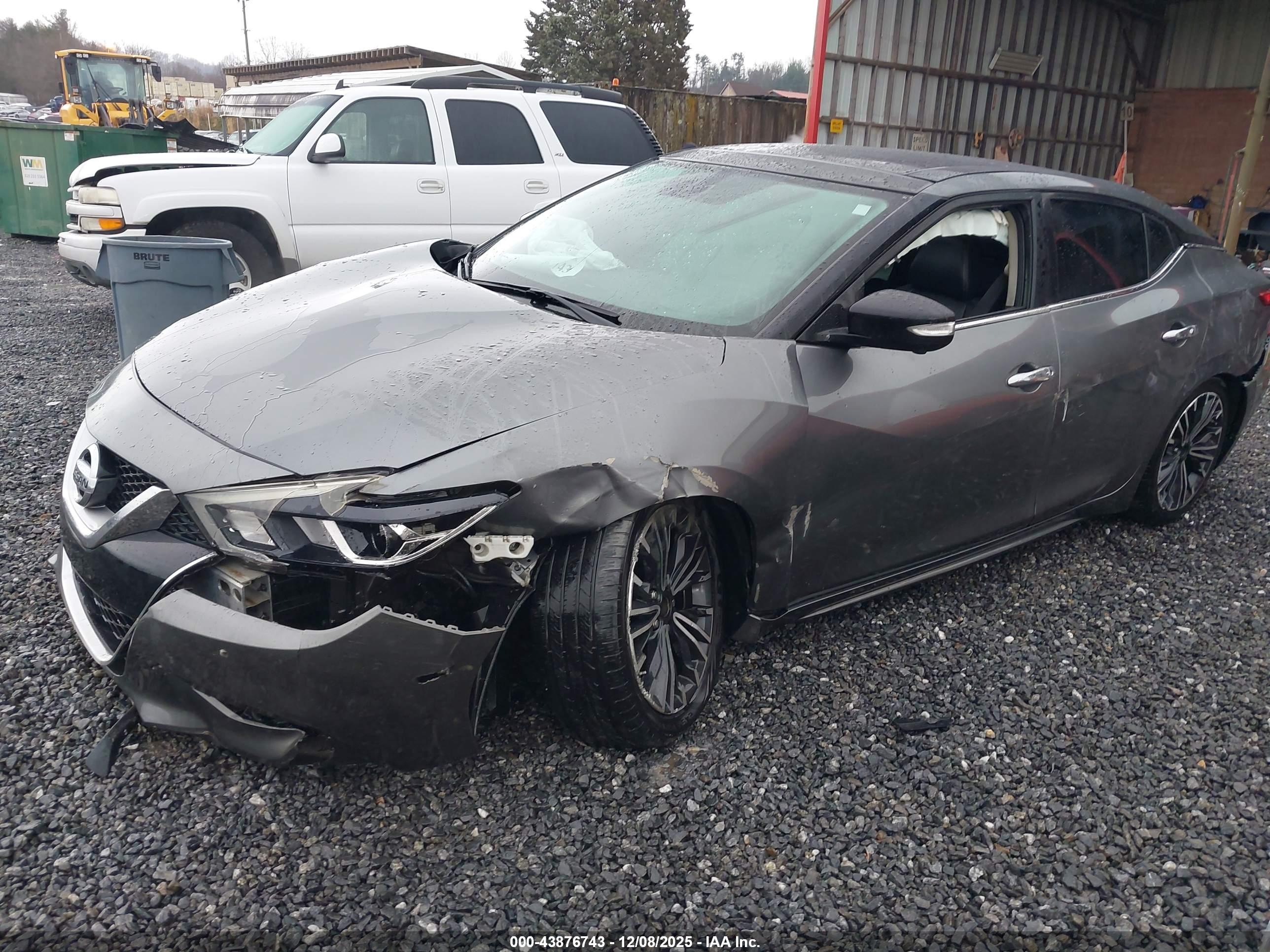 NISSAN MAXIMA image 6
