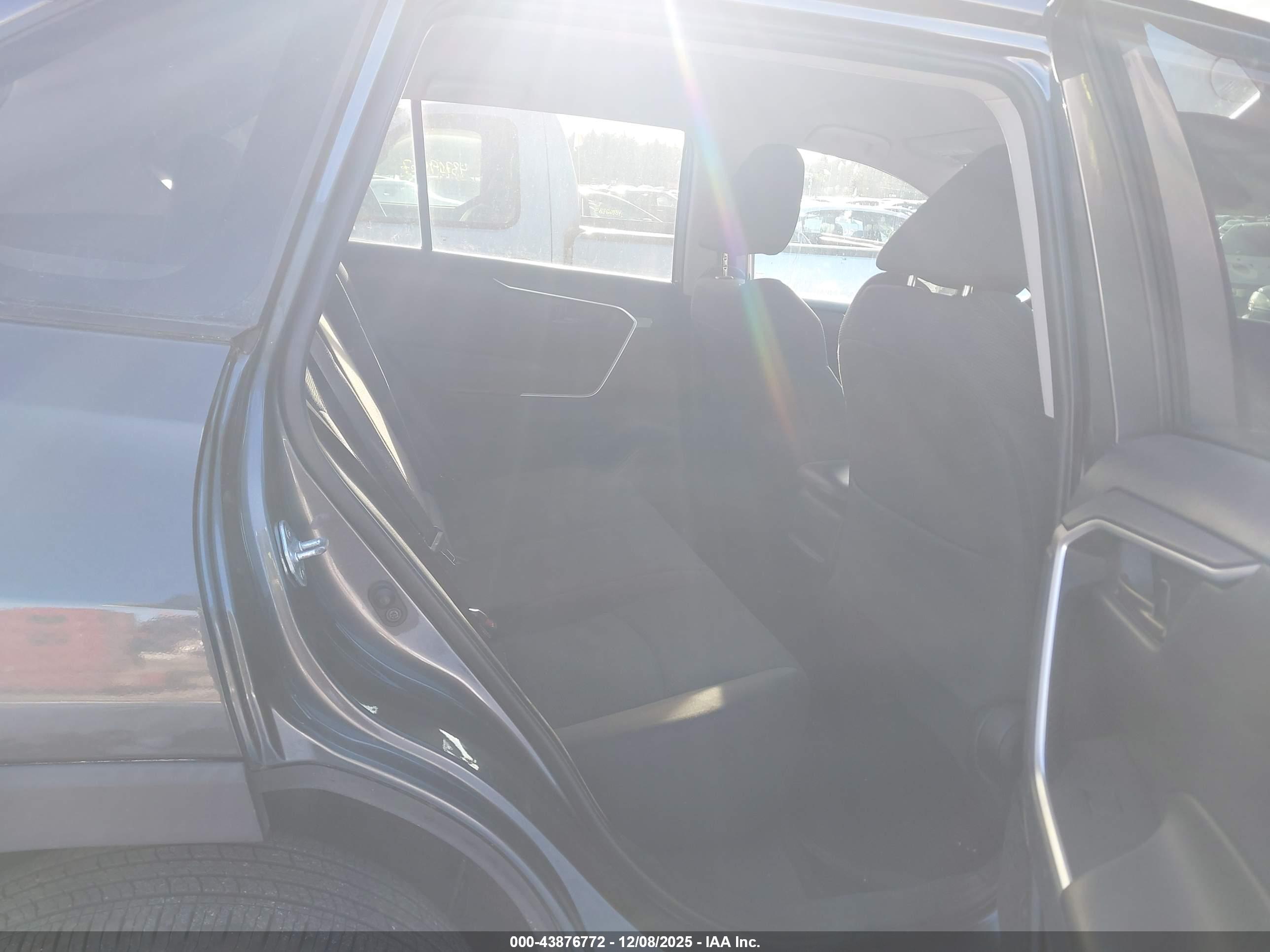 TOYOTA RAV4 image 8