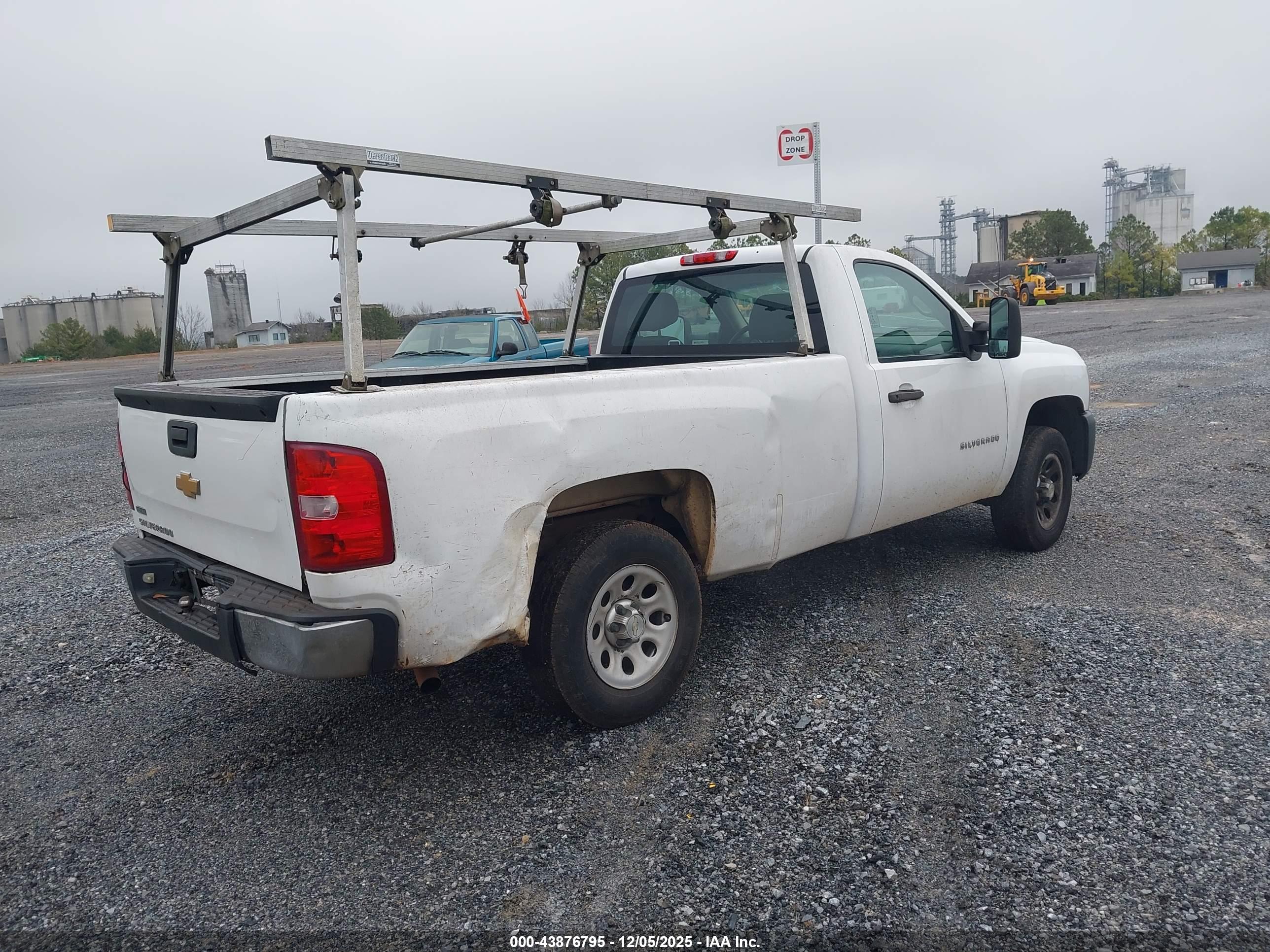 CHEVROLET SILVERADO image 4