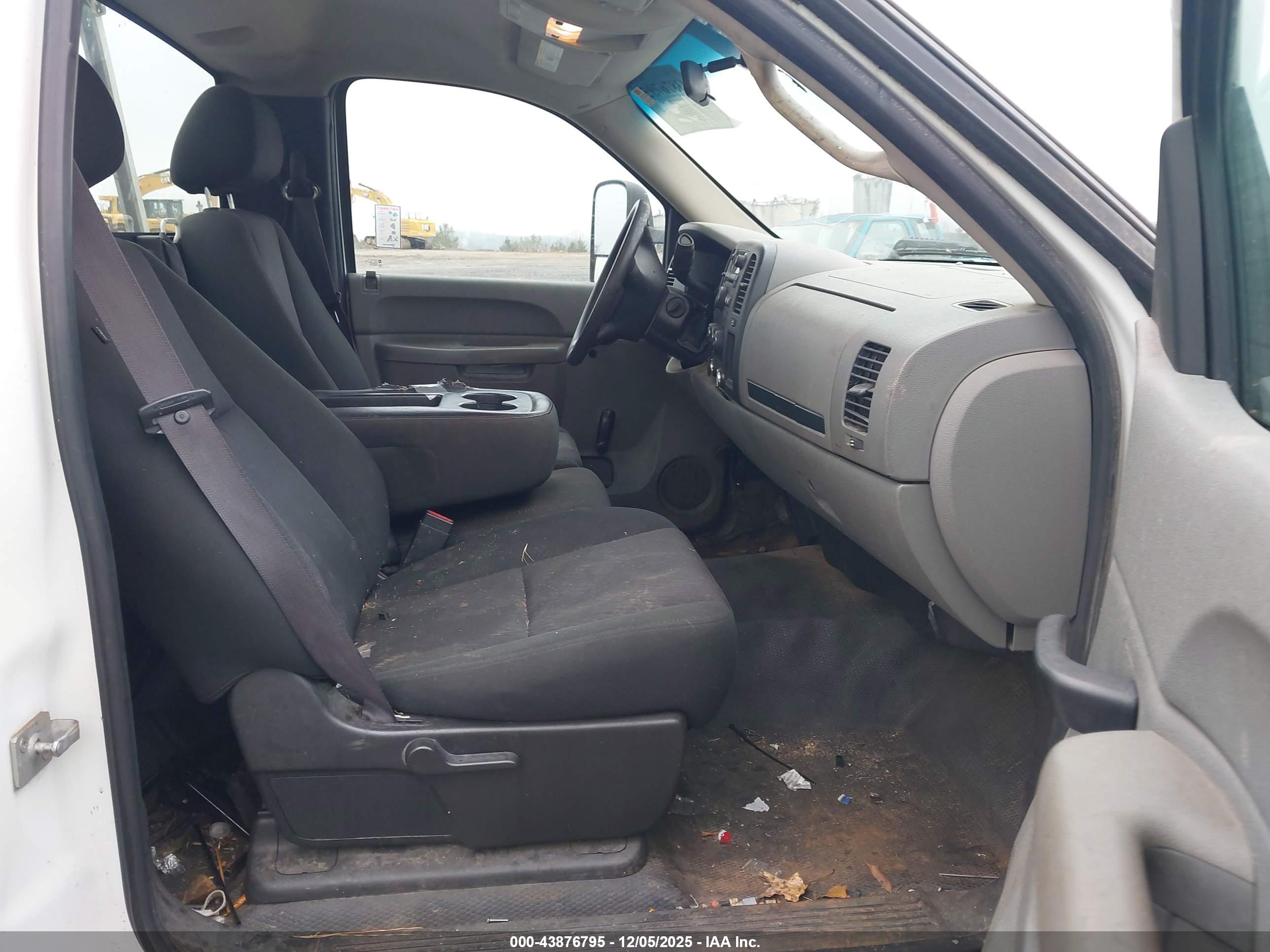 CHEVROLET SILVERADO image 5