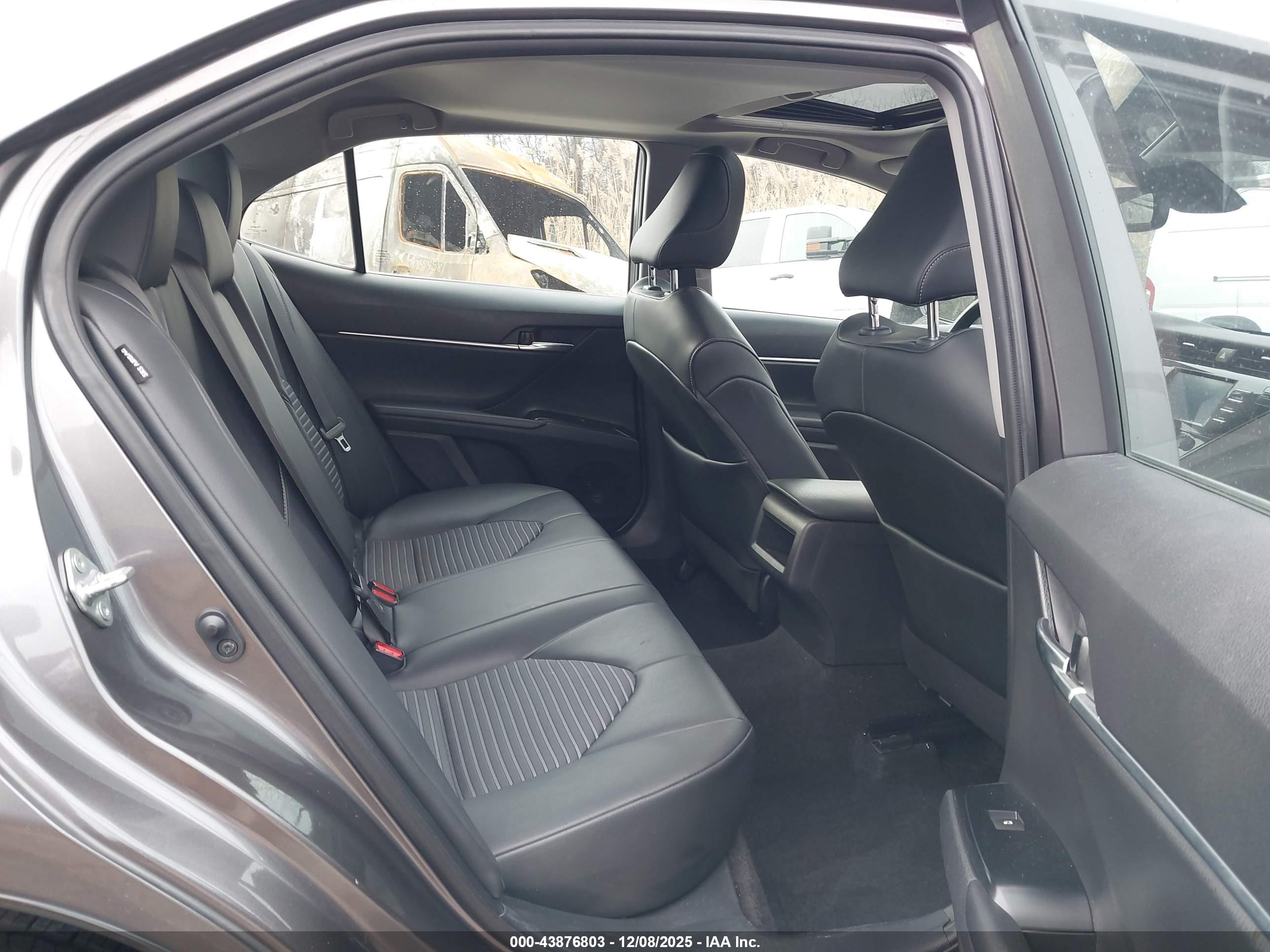TOYOTA CAMRY image 8